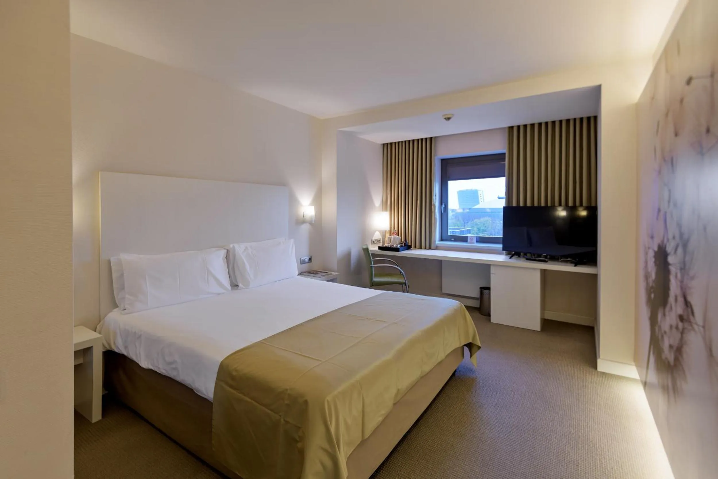 TV and multimedia, Bed in Ramada Plaza by Wyndham Bucharest Convention Center