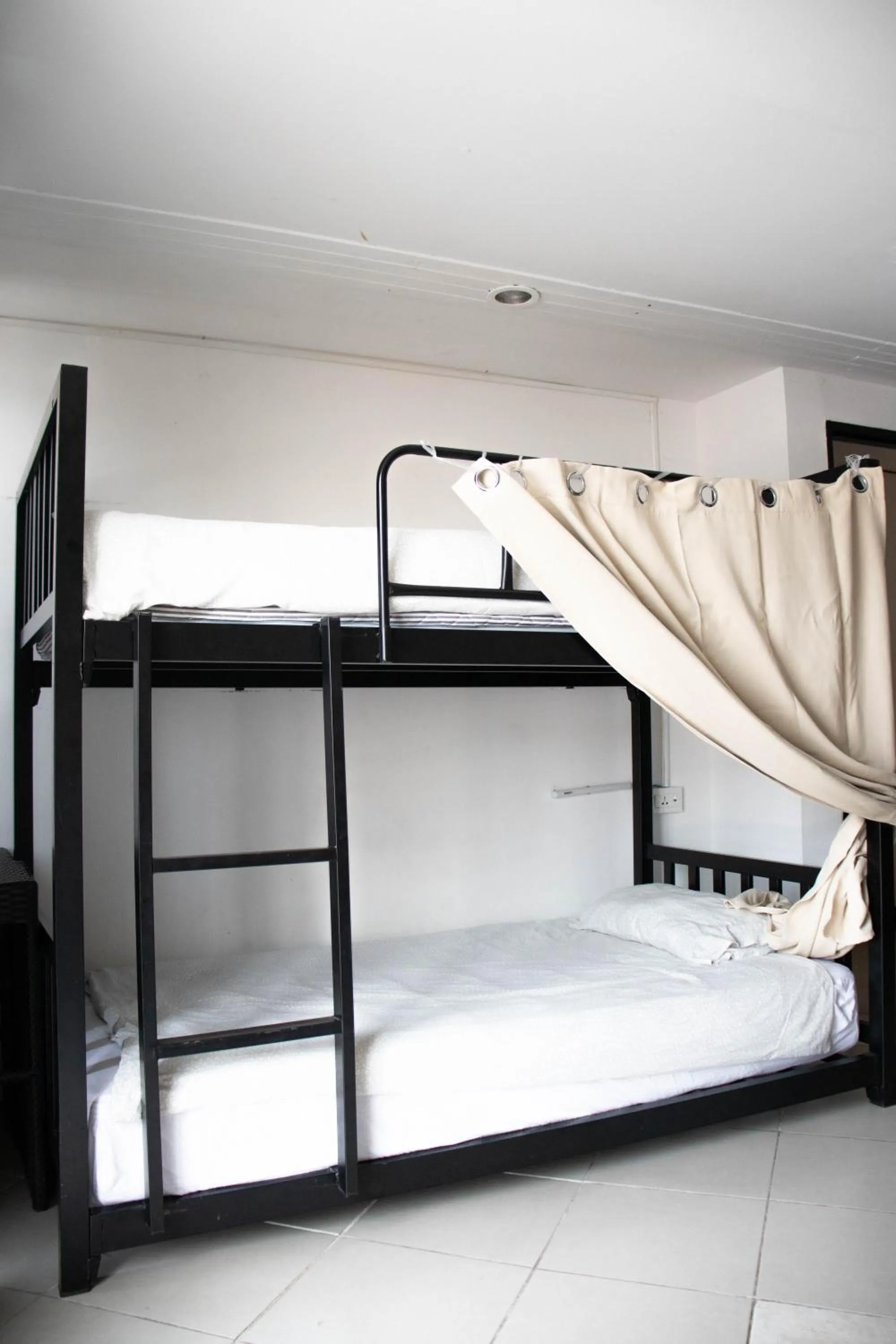 Bed in 8-Bed Mixed Dormitory Room in Kata Station Boutique Hotel