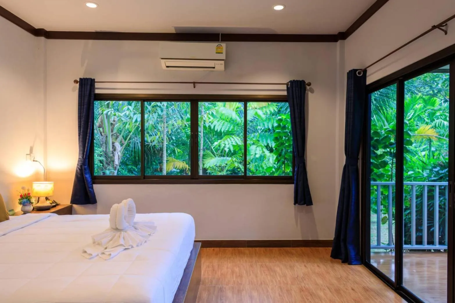 Photo of the whole room, Bed in Bang Po Garden