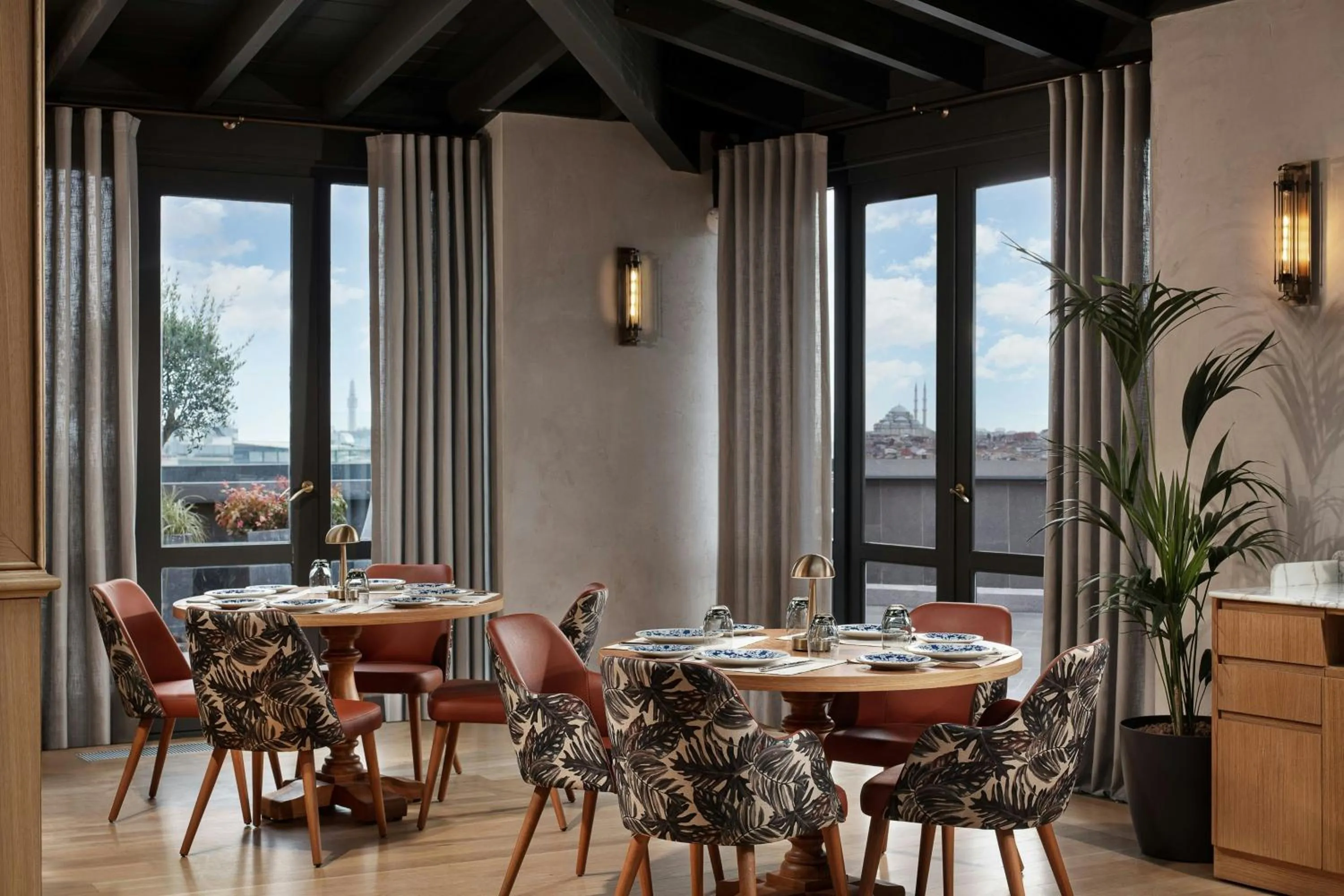 Restaurant/places to eat in Adahan DeCamondo Pera, Autograph Collection