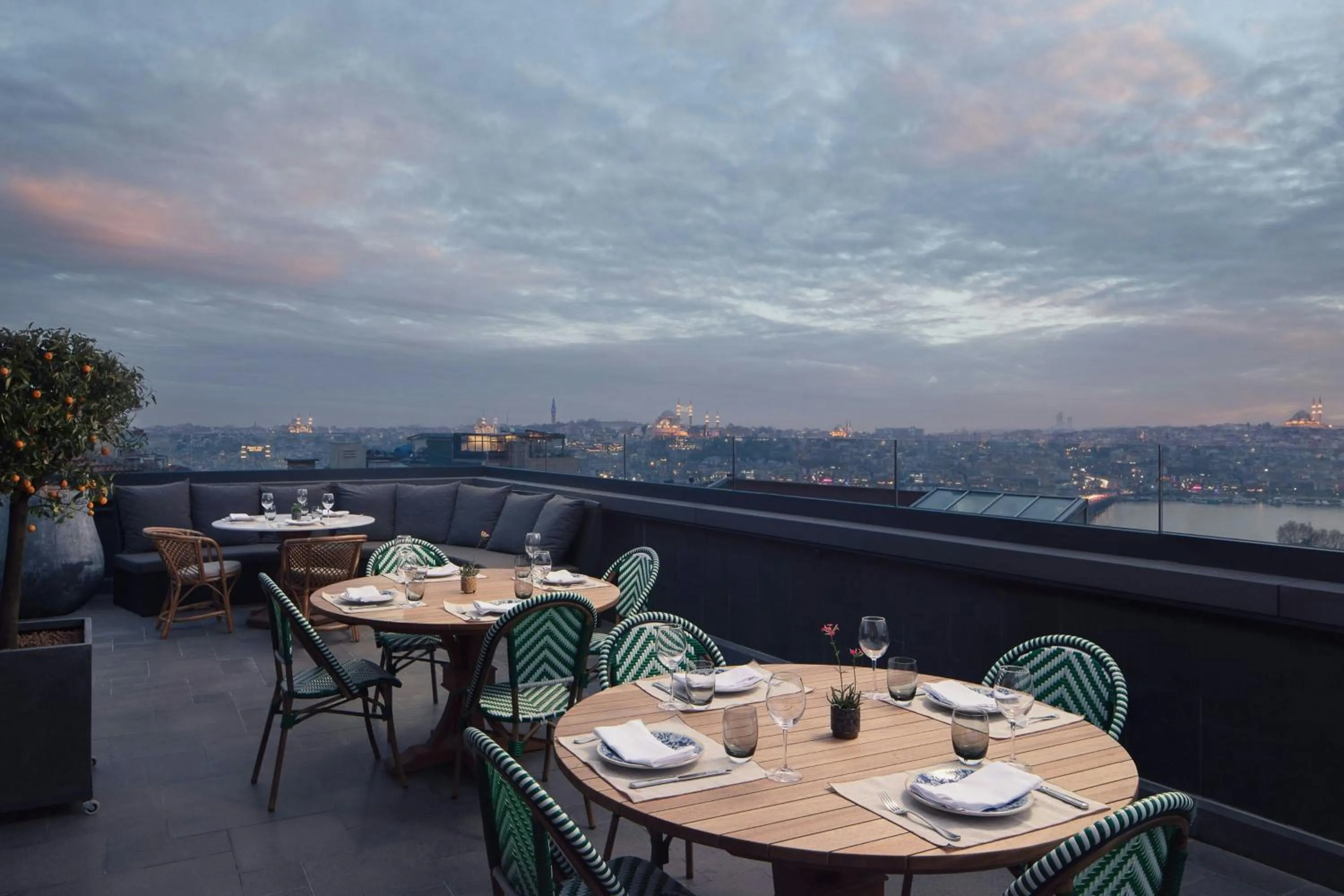 Restaurant/places to eat in Adahan DeCamondo Pera, Autograph Collection