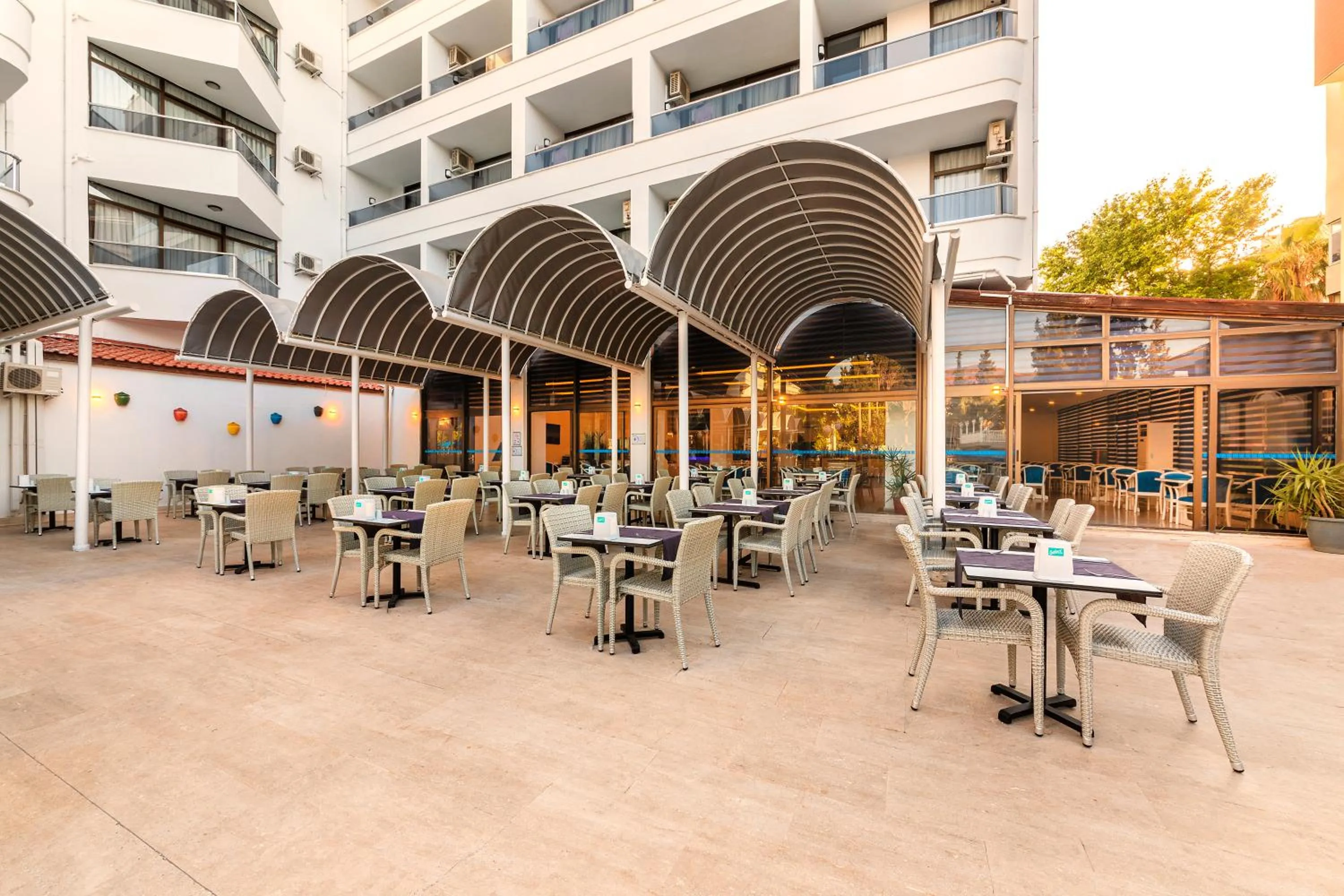 Restaurant/places to eat in Kayamaris Hotel