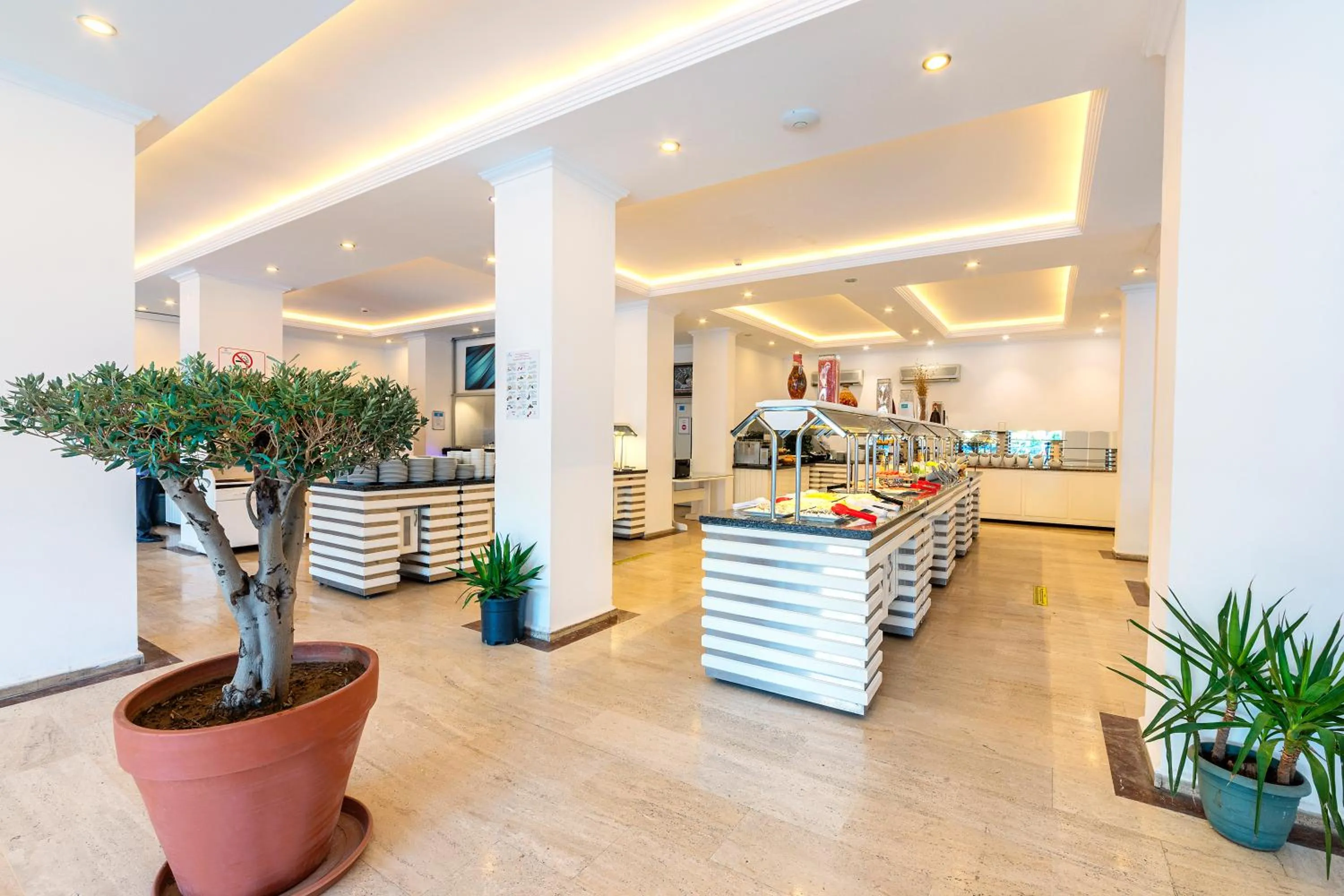 Restaurant/places to eat in Kayamaris Hotel