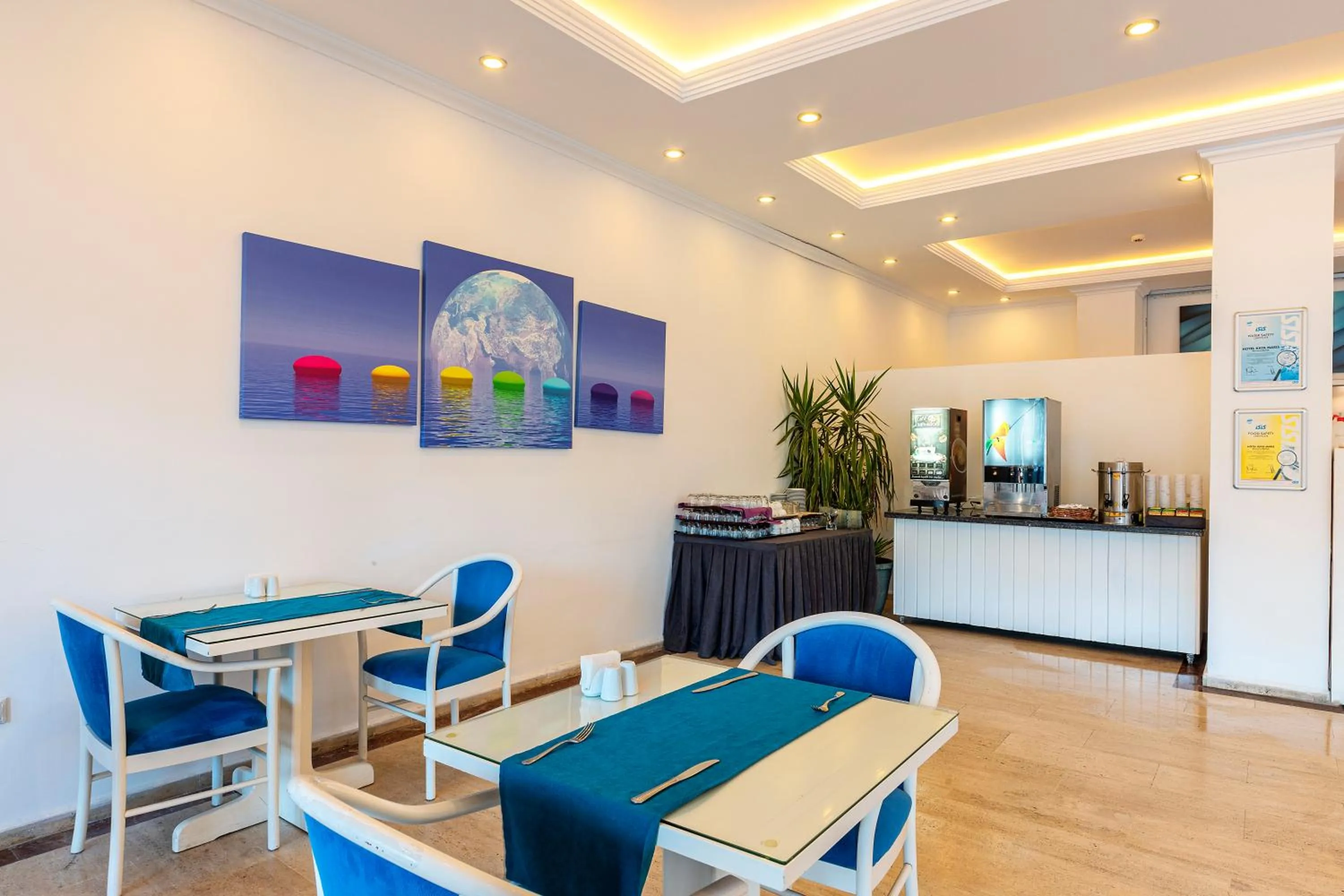 Restaurant/places to eat in Kayamaris Hotel