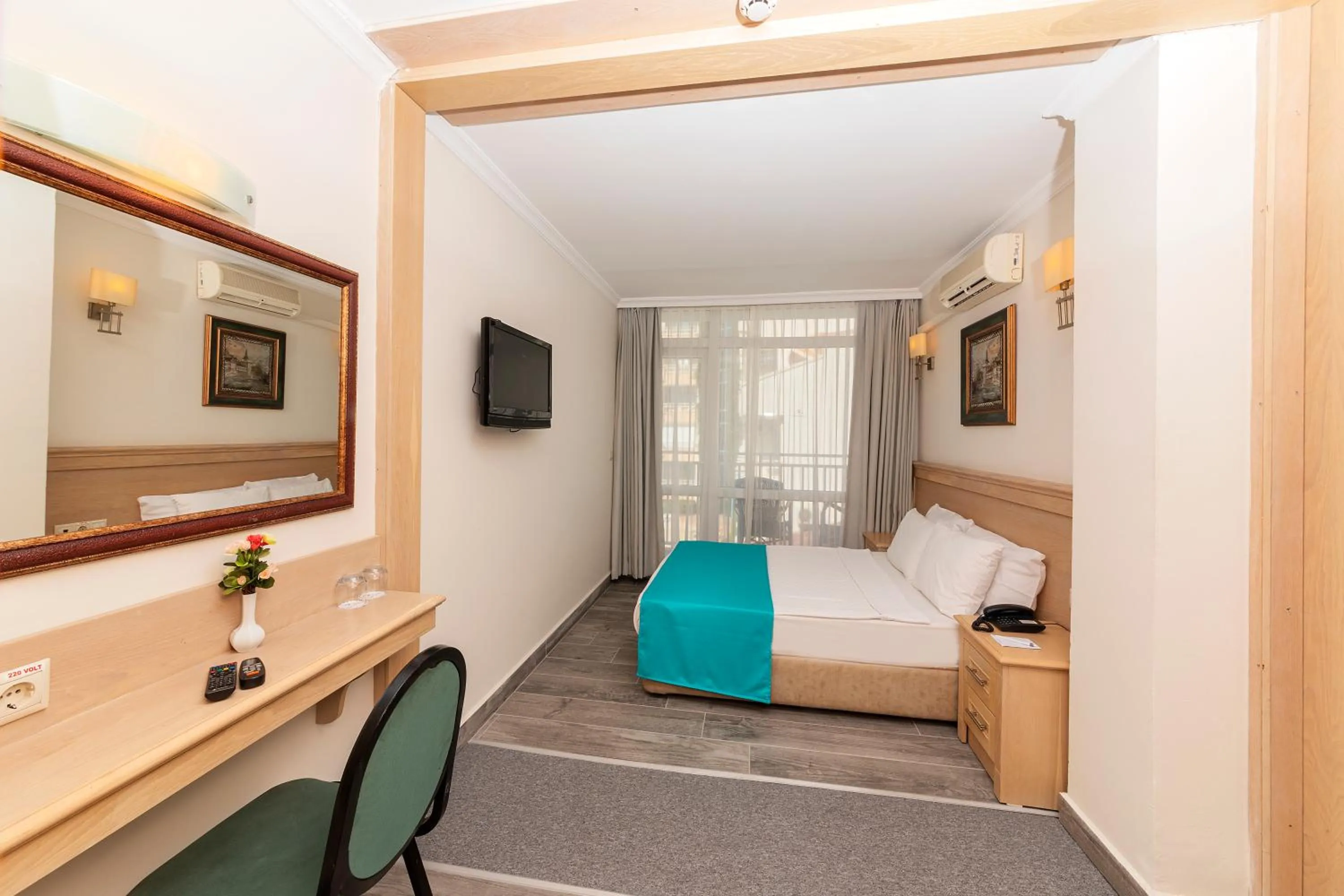 Photo of the whole room, Bed in Kayamaris Hotel