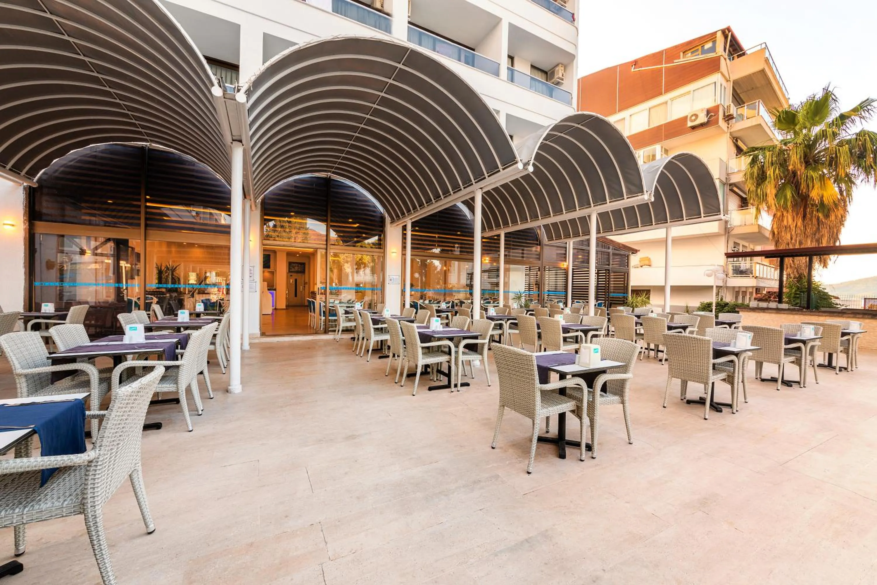 Restaurant/places to eat in Kayamaris Hotel