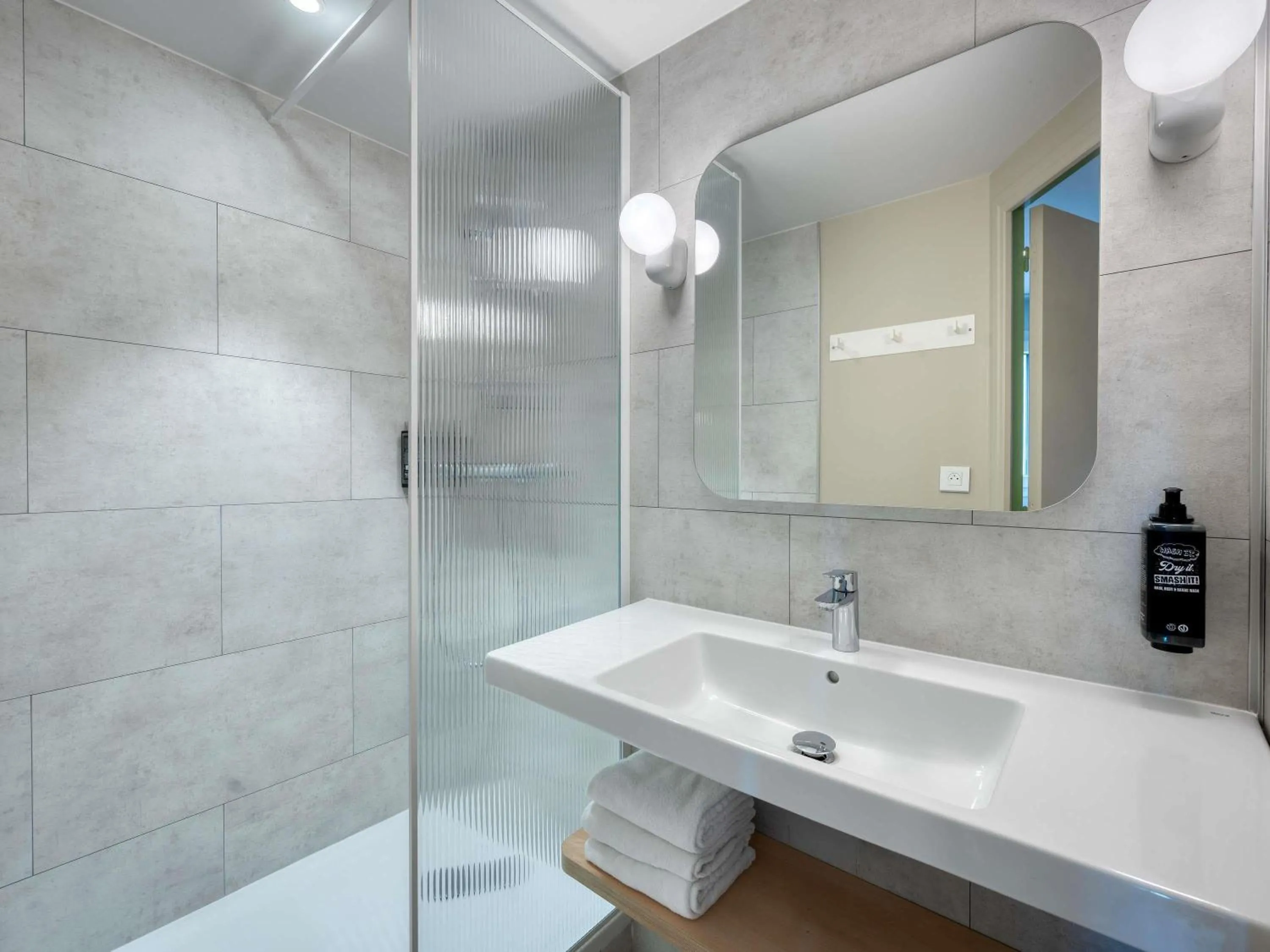 Bedroom in Ibis Budget Orly Chevilly Tram 7