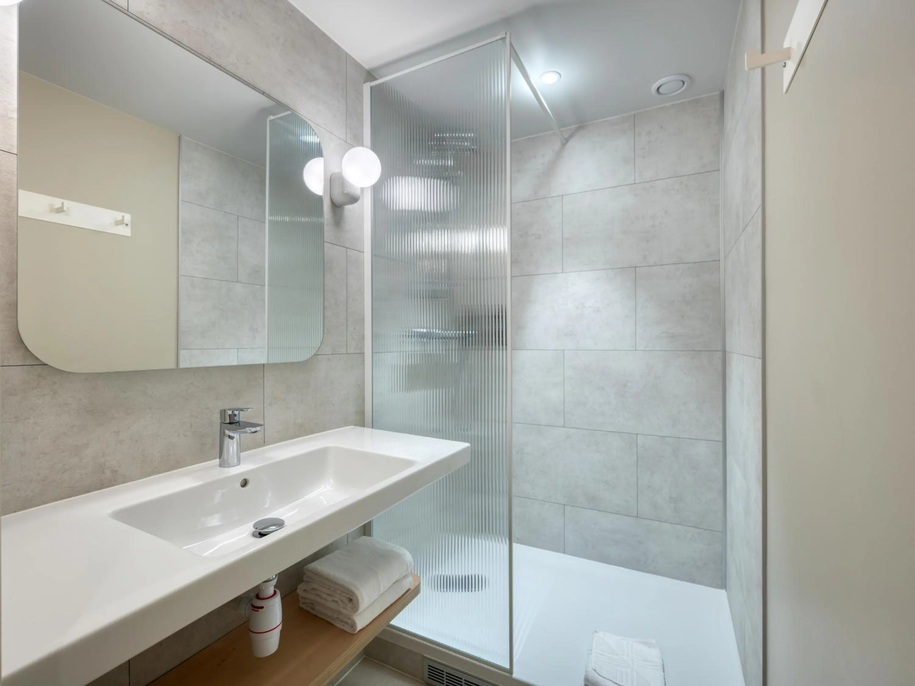 Bathroom in Ibis Budget Orly Chevilly Tram 7