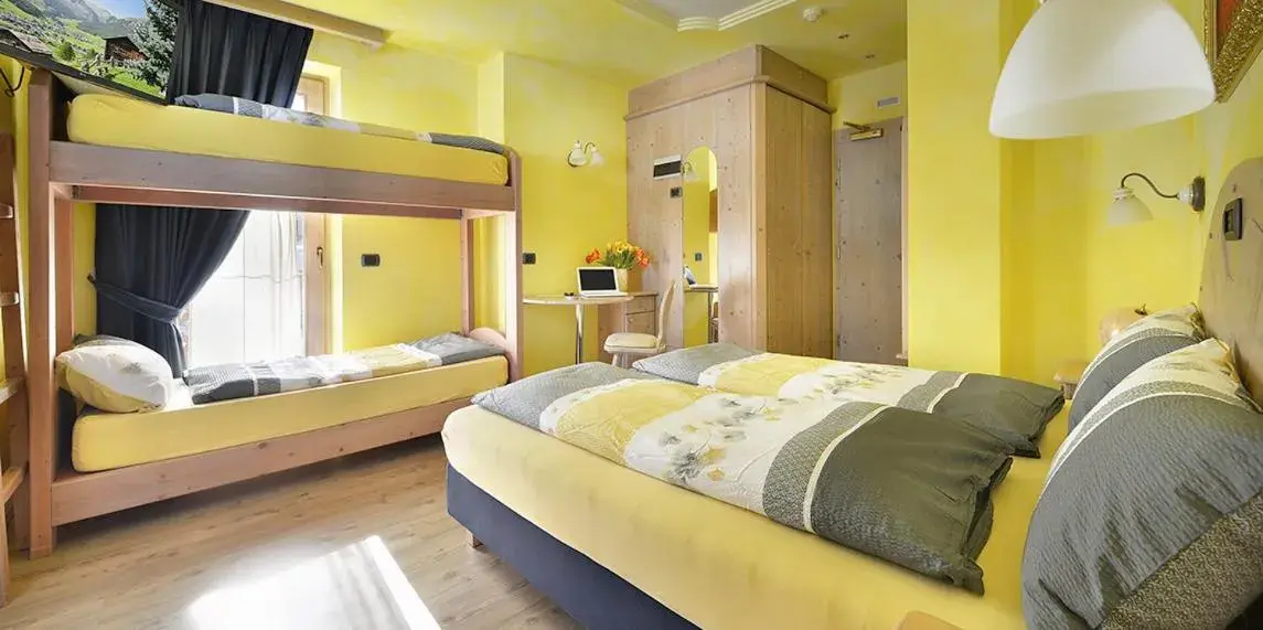 Classic Quadruple Room in Hotel Piccolo Mondo Classic Quadruple Room in Hotel Piccolo Mondo