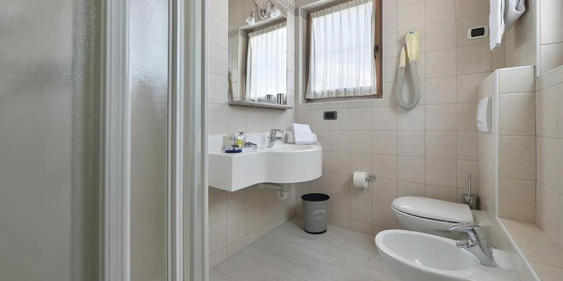 Shower in Hotel Piccolo Mondo