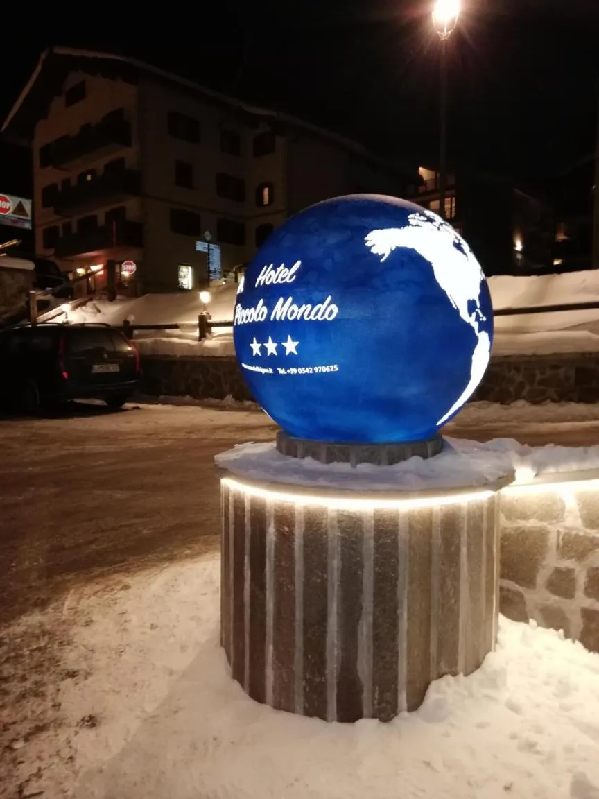 Night in Hotel Piccolo Mondo