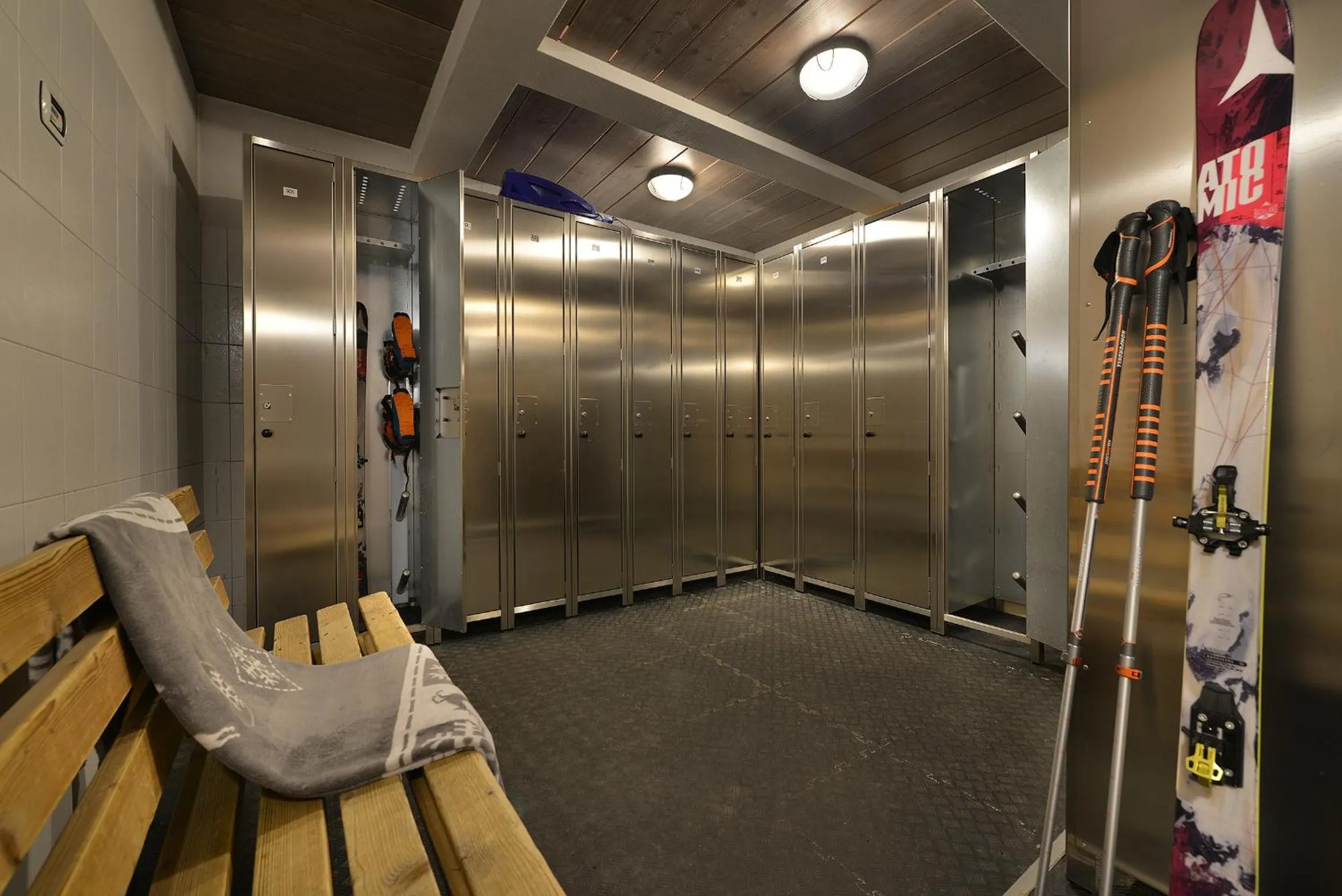 Skiing in Hotel Piccolo Mondo