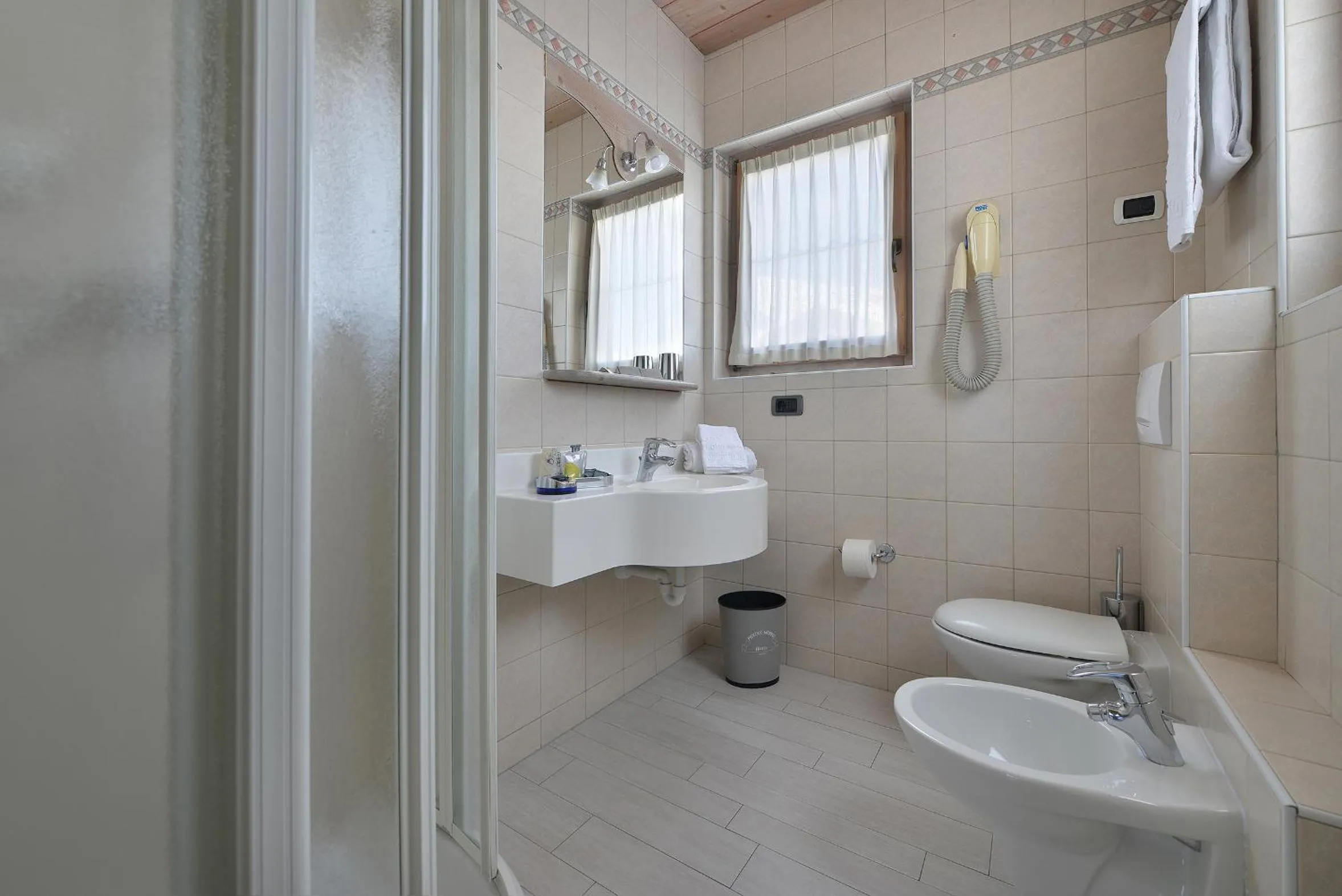 Shower in Hotel Piccolo Mondo