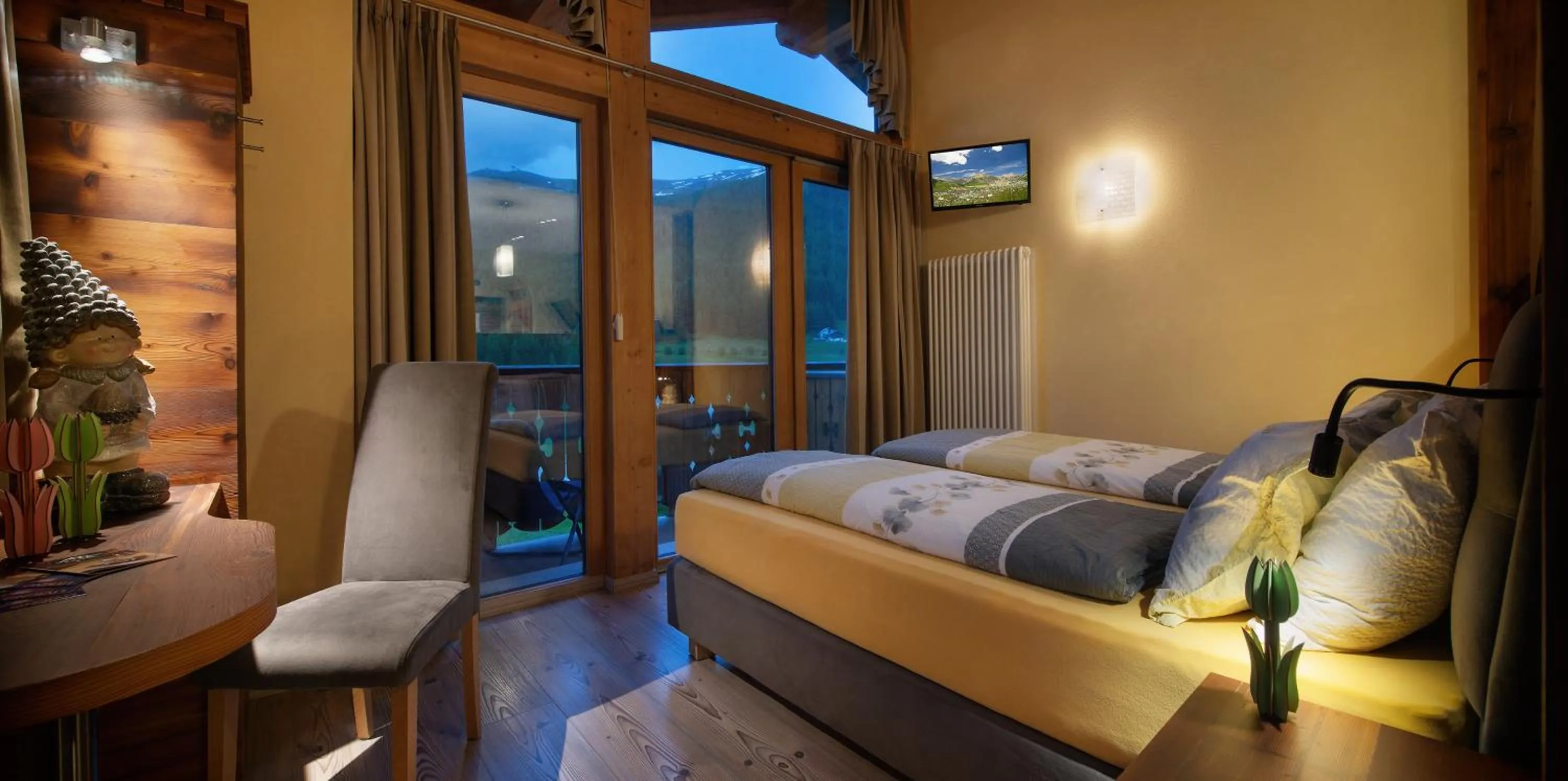 Seating area, Bed in Hotel Piccolo Mondo