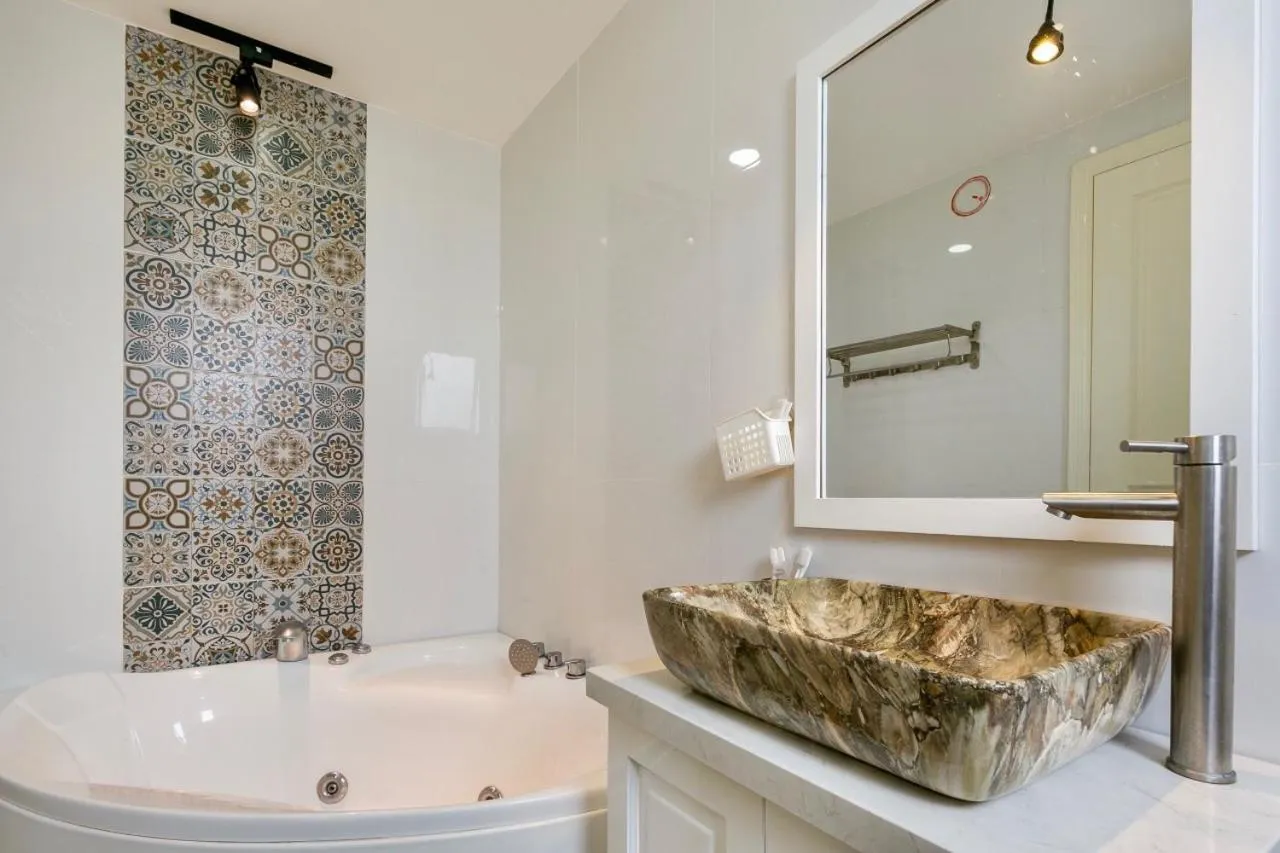 Hot Tub in Scenic Valley Marvel