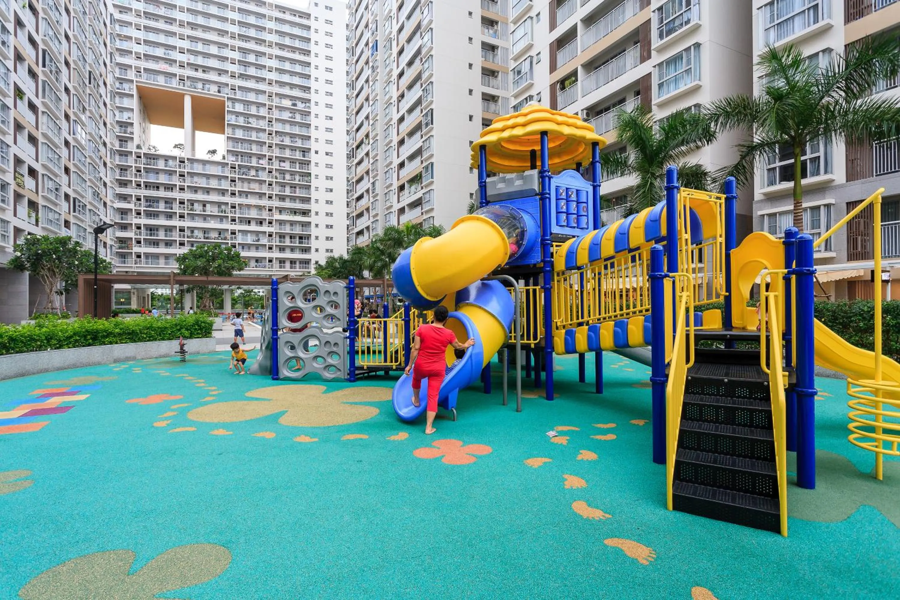 Children play ground in Scenic Valley Marvel