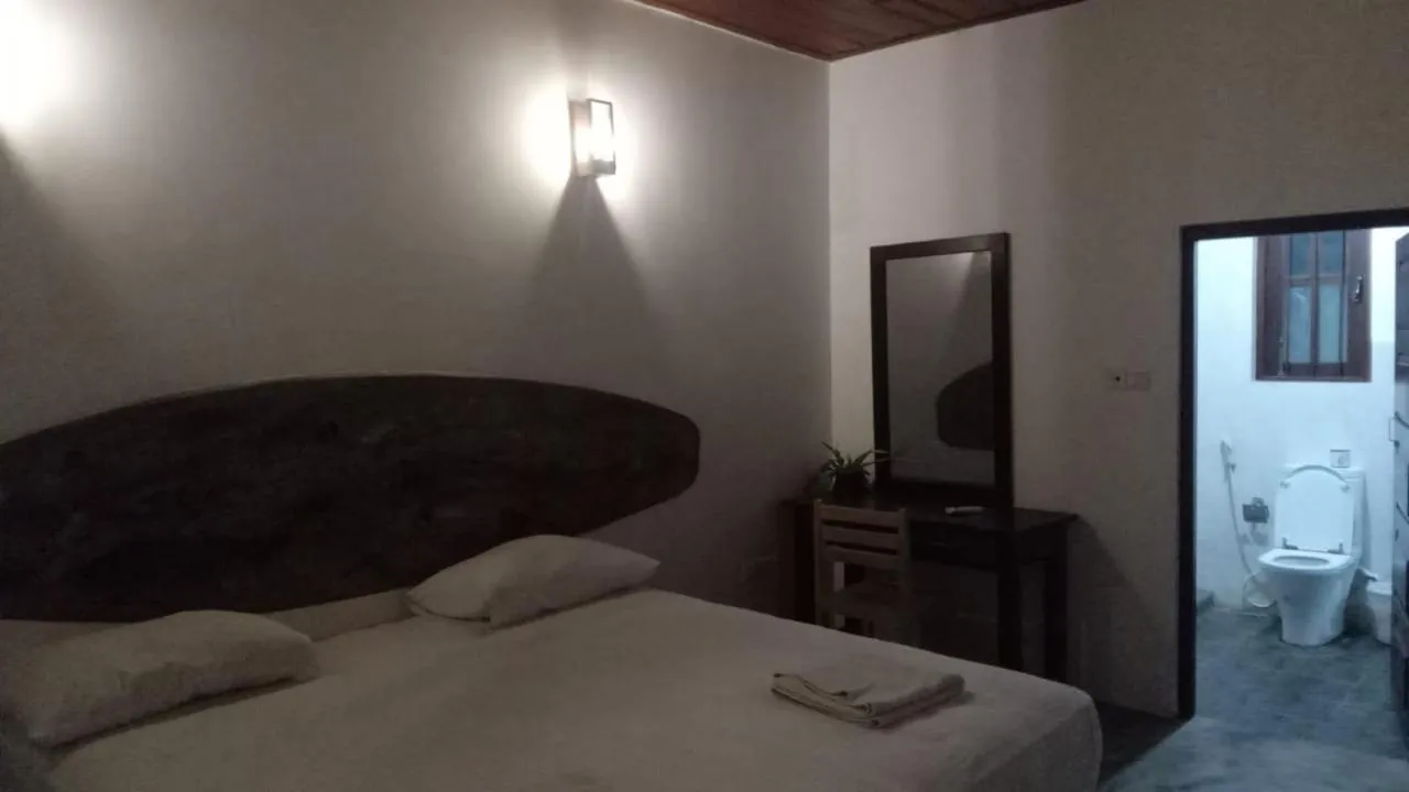 Bathroom, Bed in Arugambay PodBay