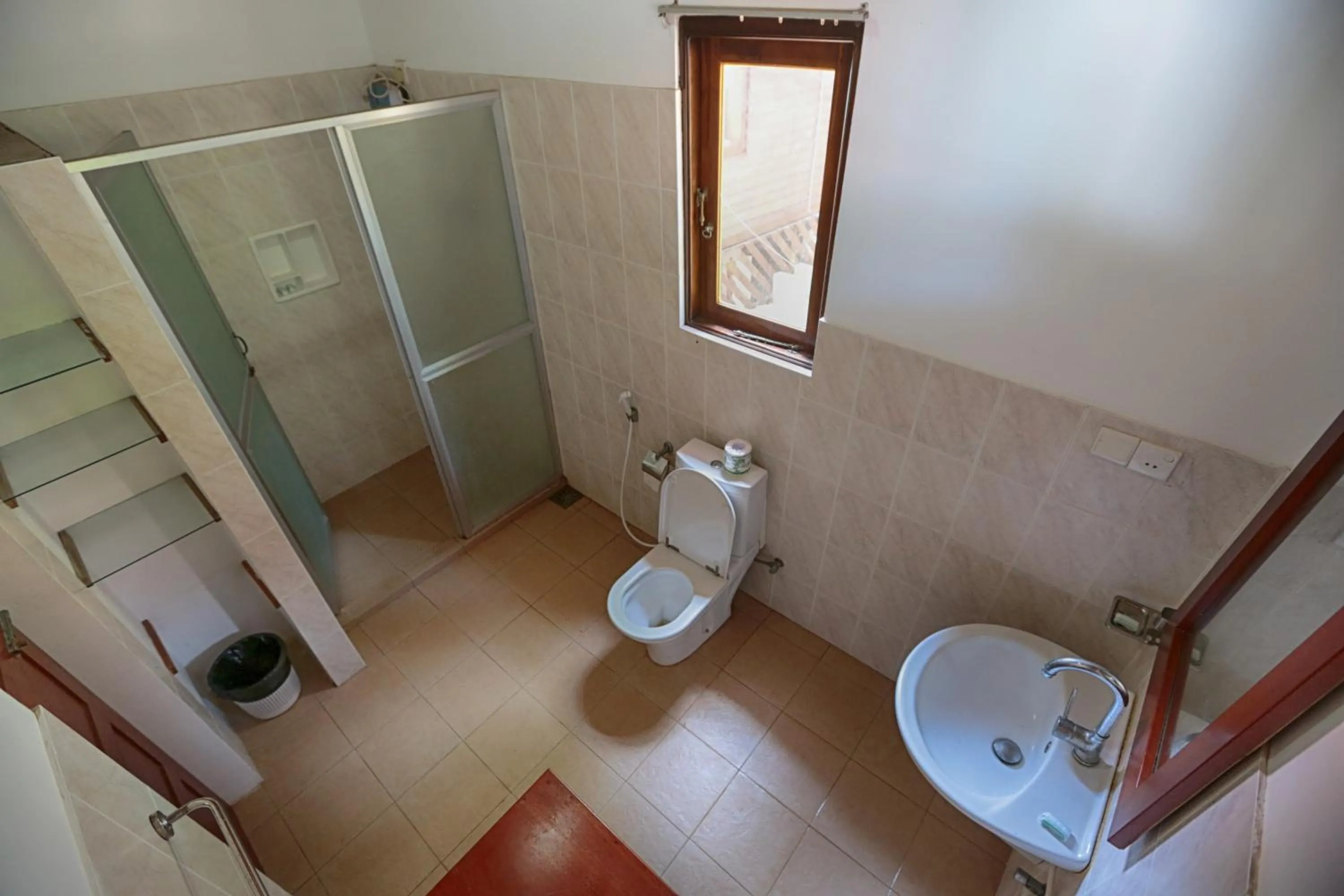 Shower in Arugambay PodBay