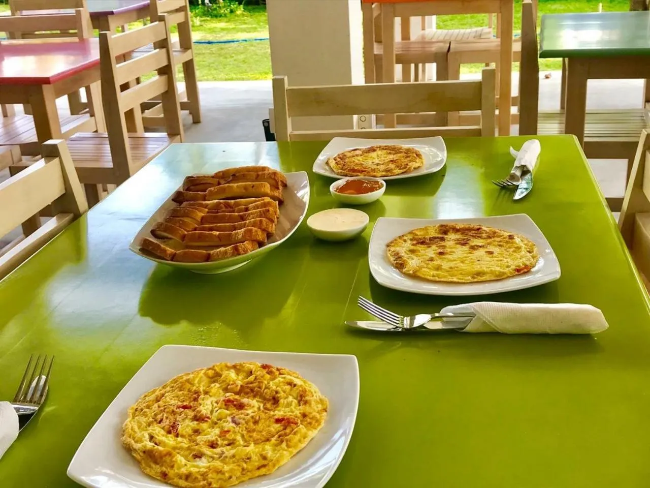 Food in Arugambay PodBay