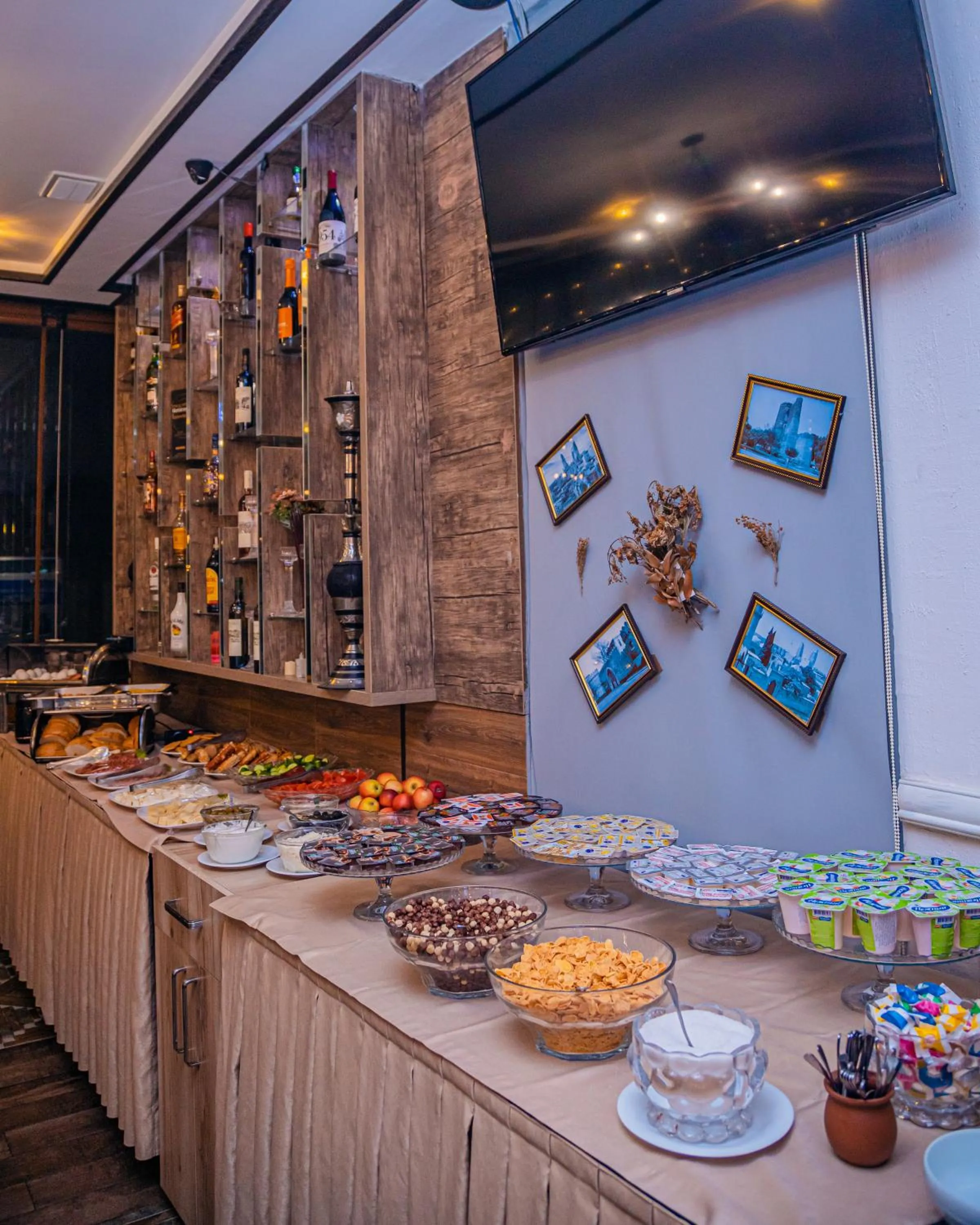 Restaurant/places to eat in Royal Hotel