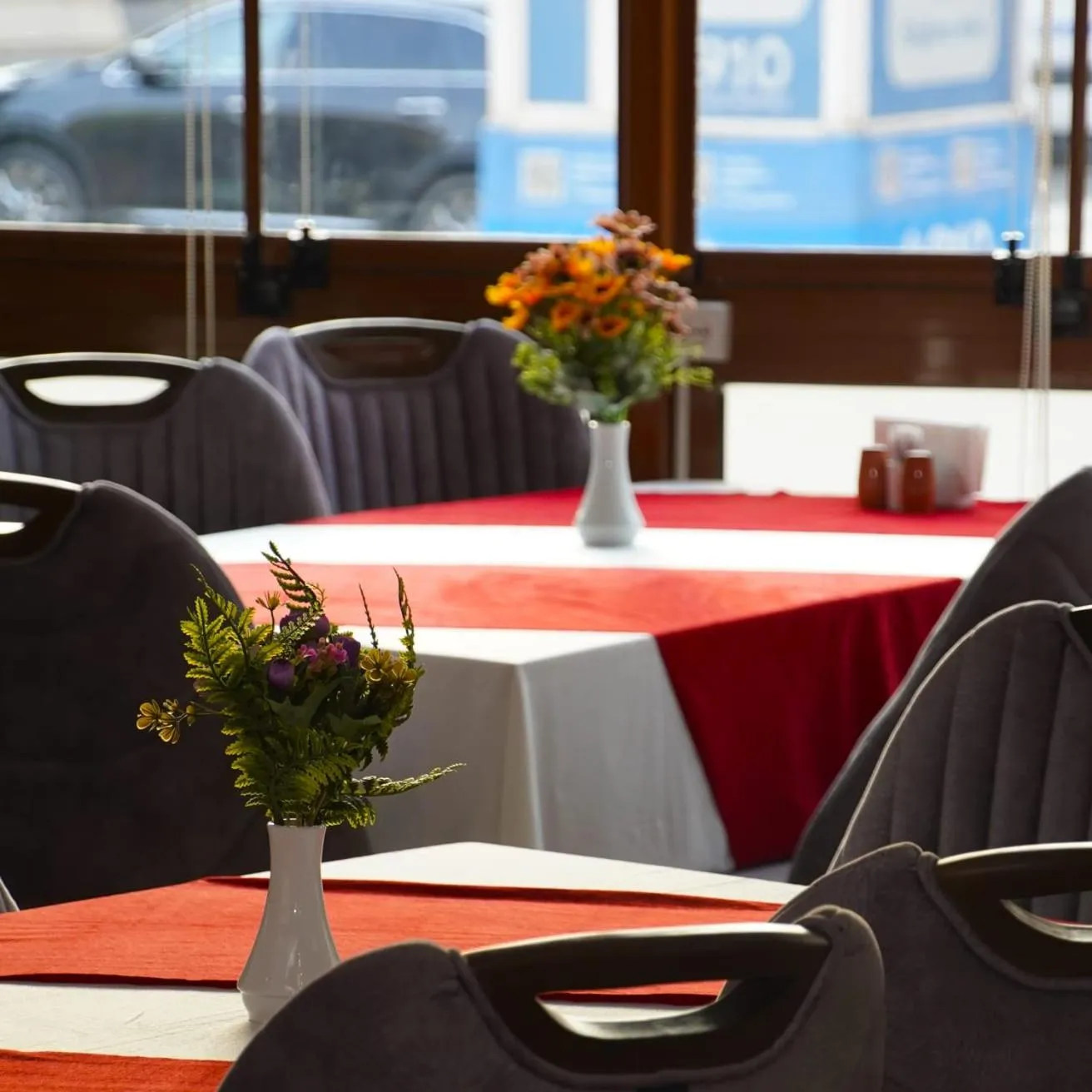 Restaurant/places to eat in Royal Hotel