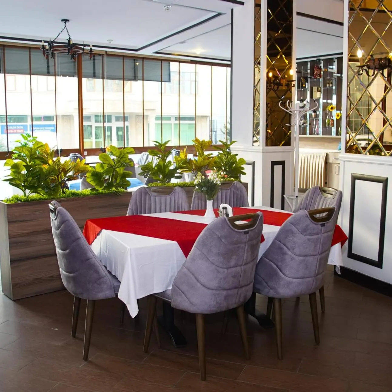 Restaurant/places to eat in Royal Hotel