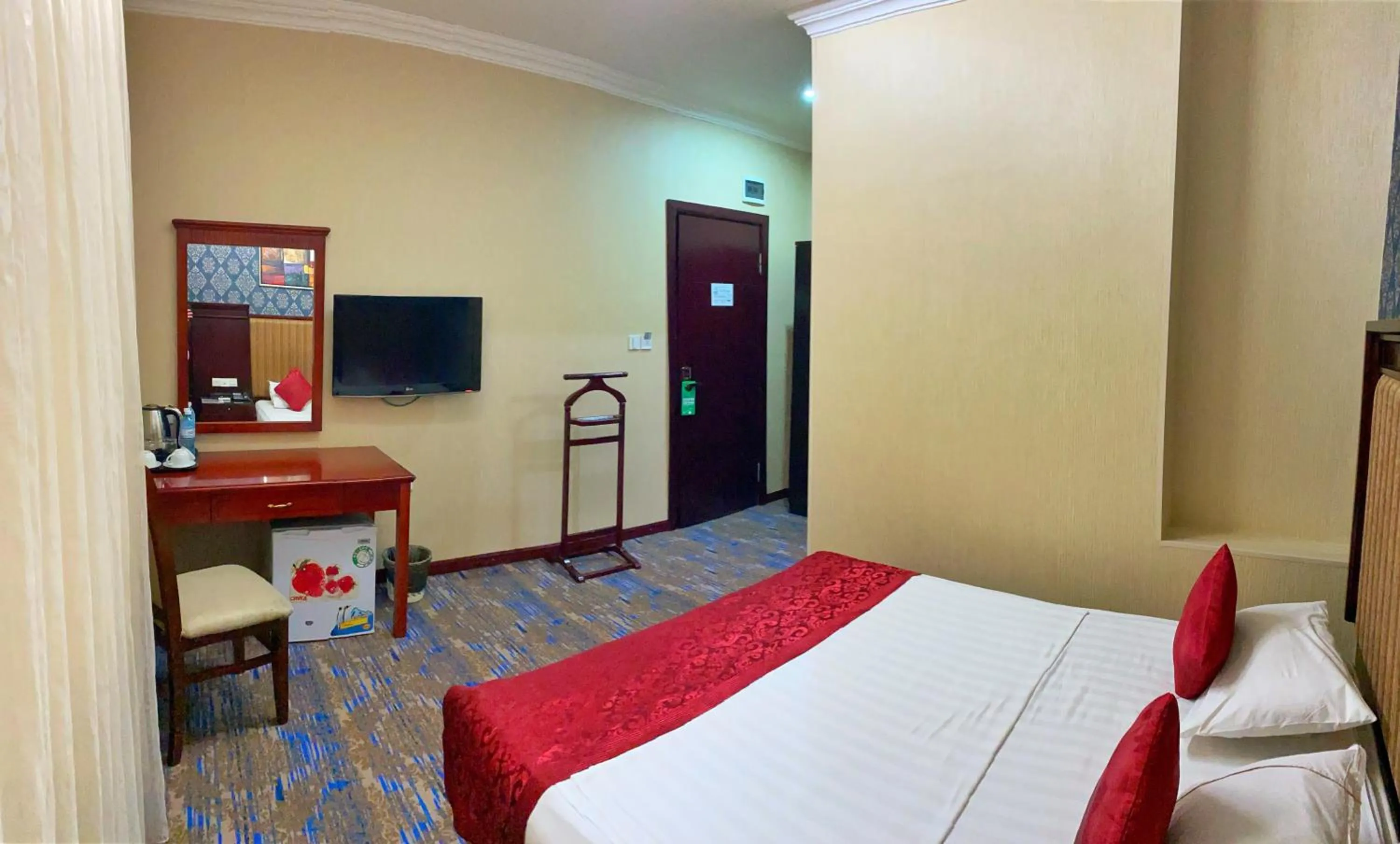 Photo of the whole room, Bed in Royal Hotel