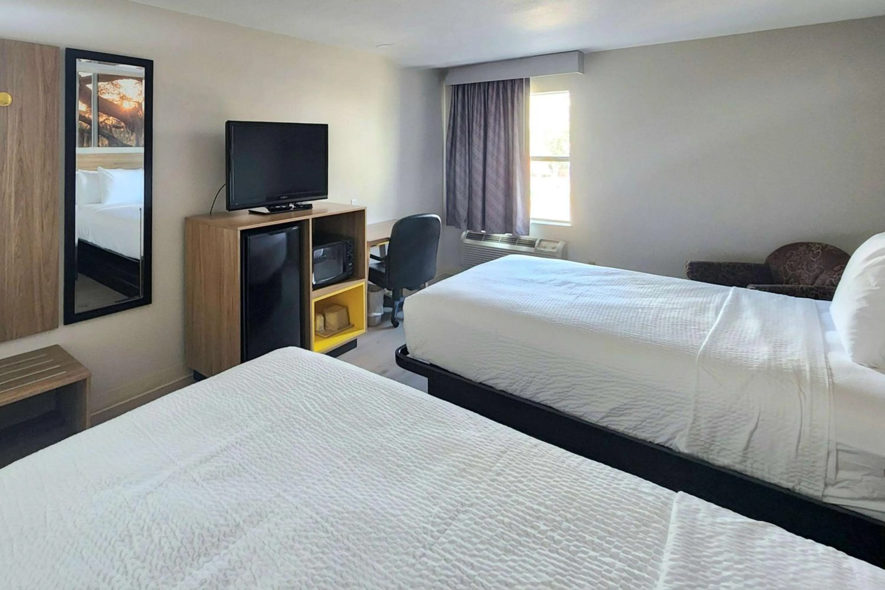 Photo of the whole room, Bed in Days Inn by Wyndham Lafayette Scott