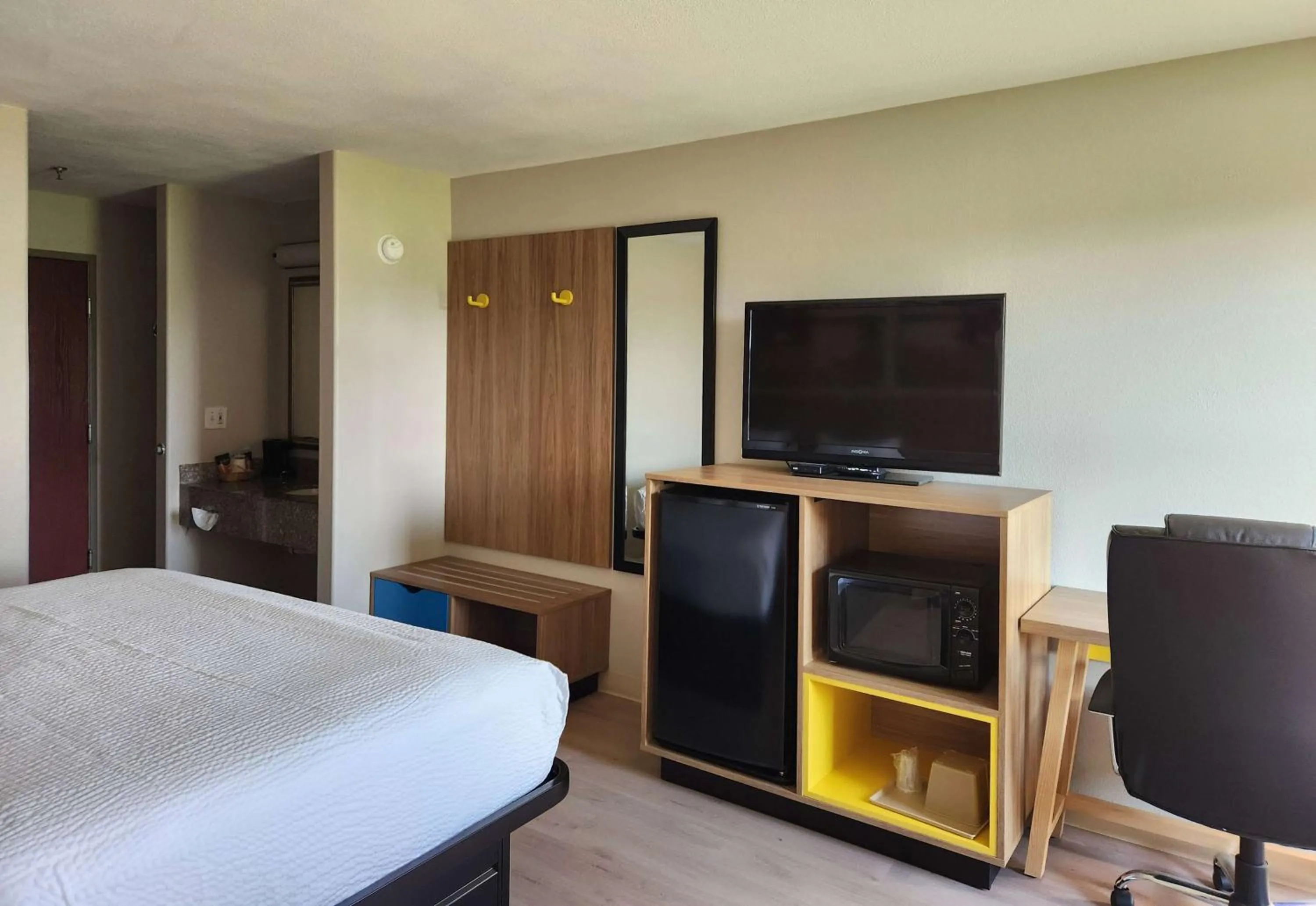 Photo of the whole room, Bed in Days Inn by Wyndham Lafayette Scott