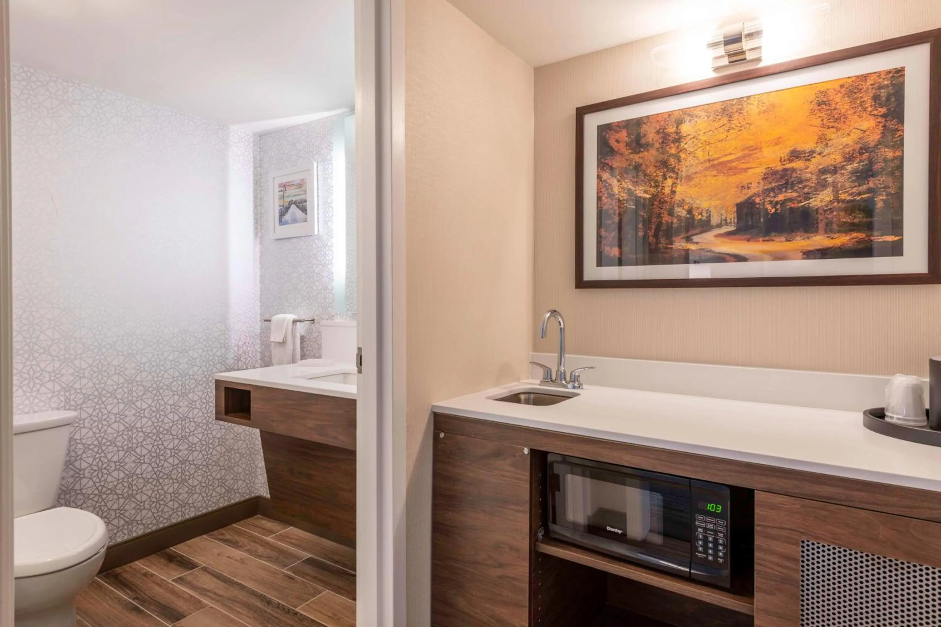 Photo of the whole room in La Quinta by Wyndham Manchester