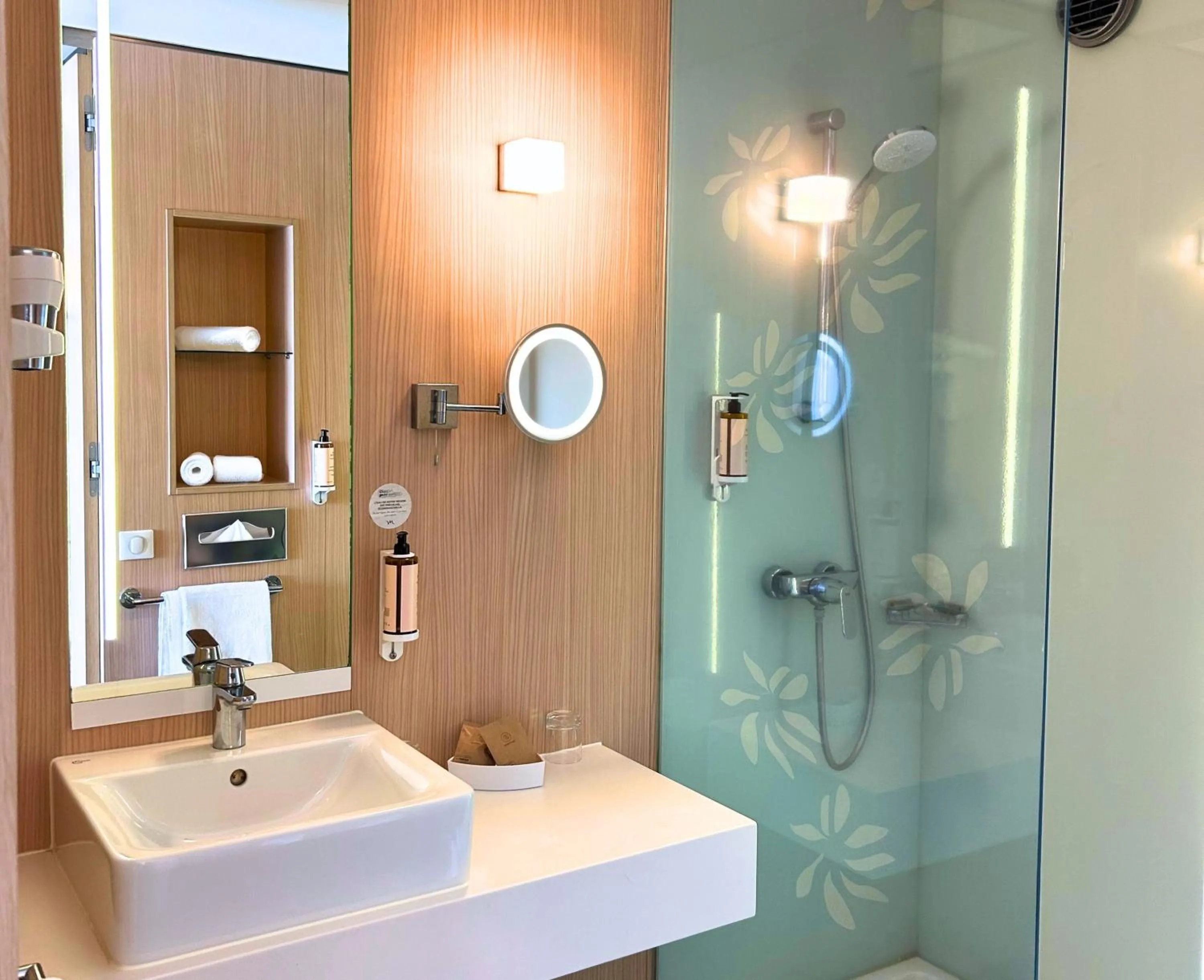 Bathroom in Mercure Valenciennes Centre