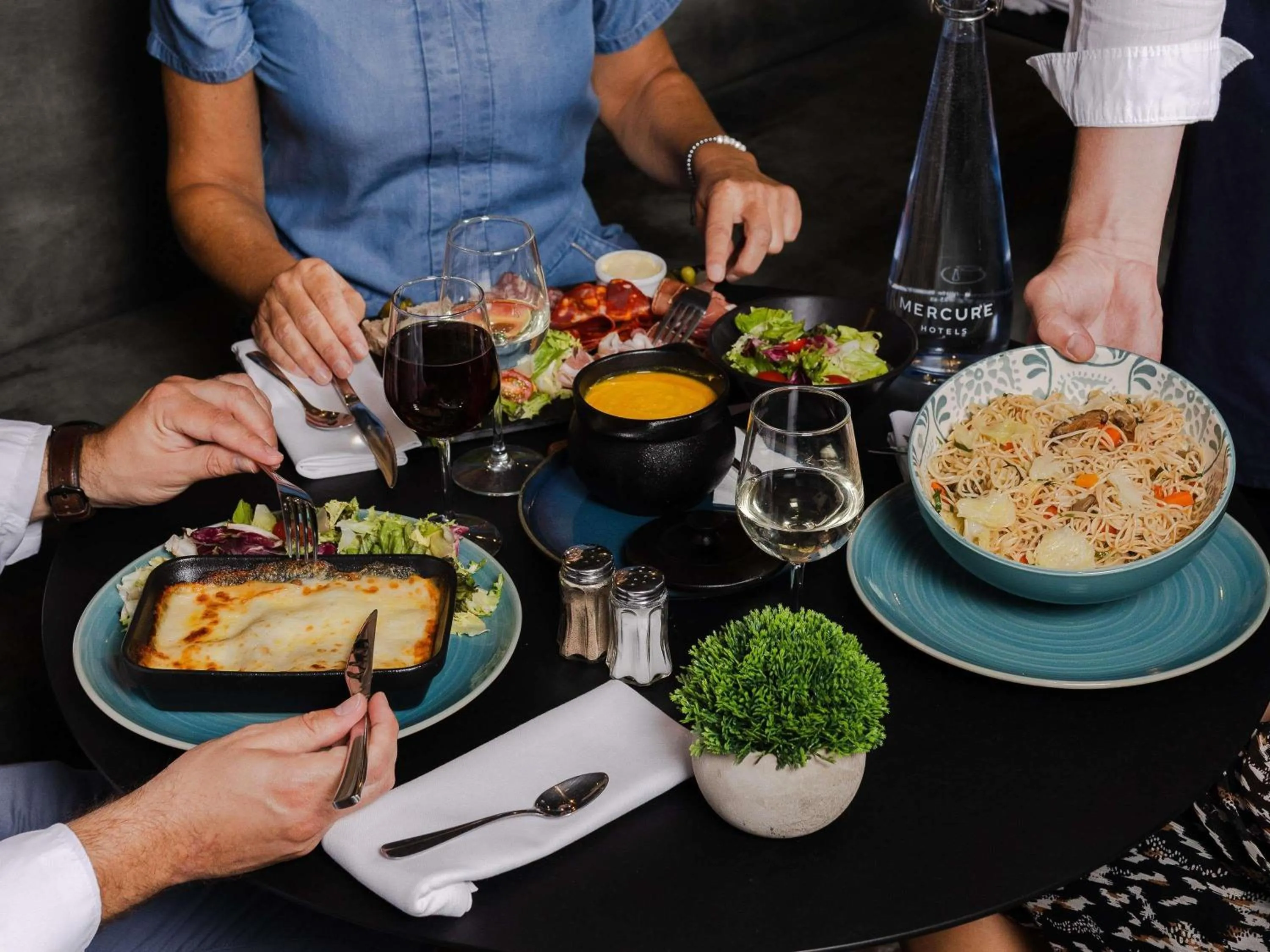 Lounge or bar in Mercure Valenciennes Centre