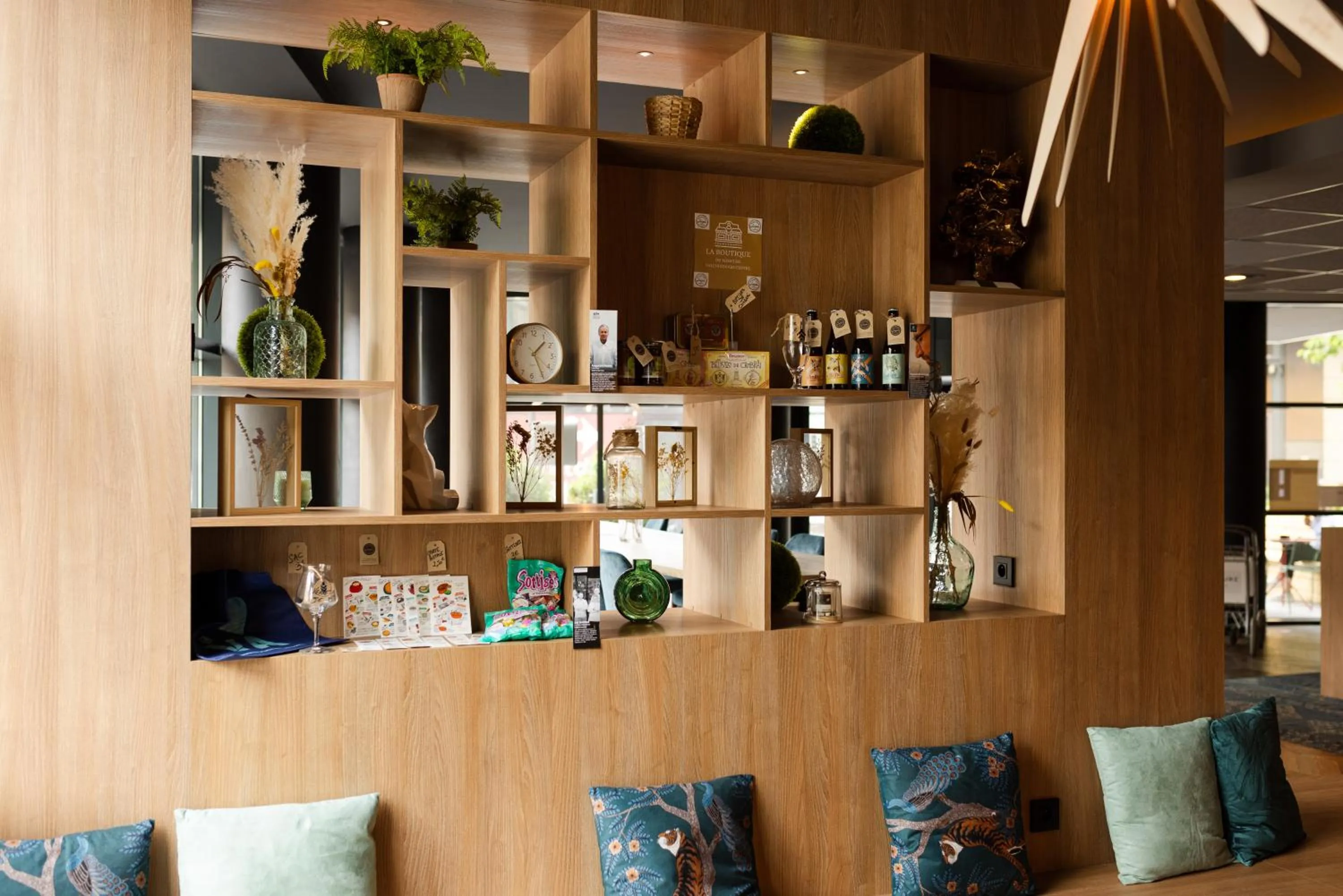 Lobby or reception in Mercure Valenciennes Centre