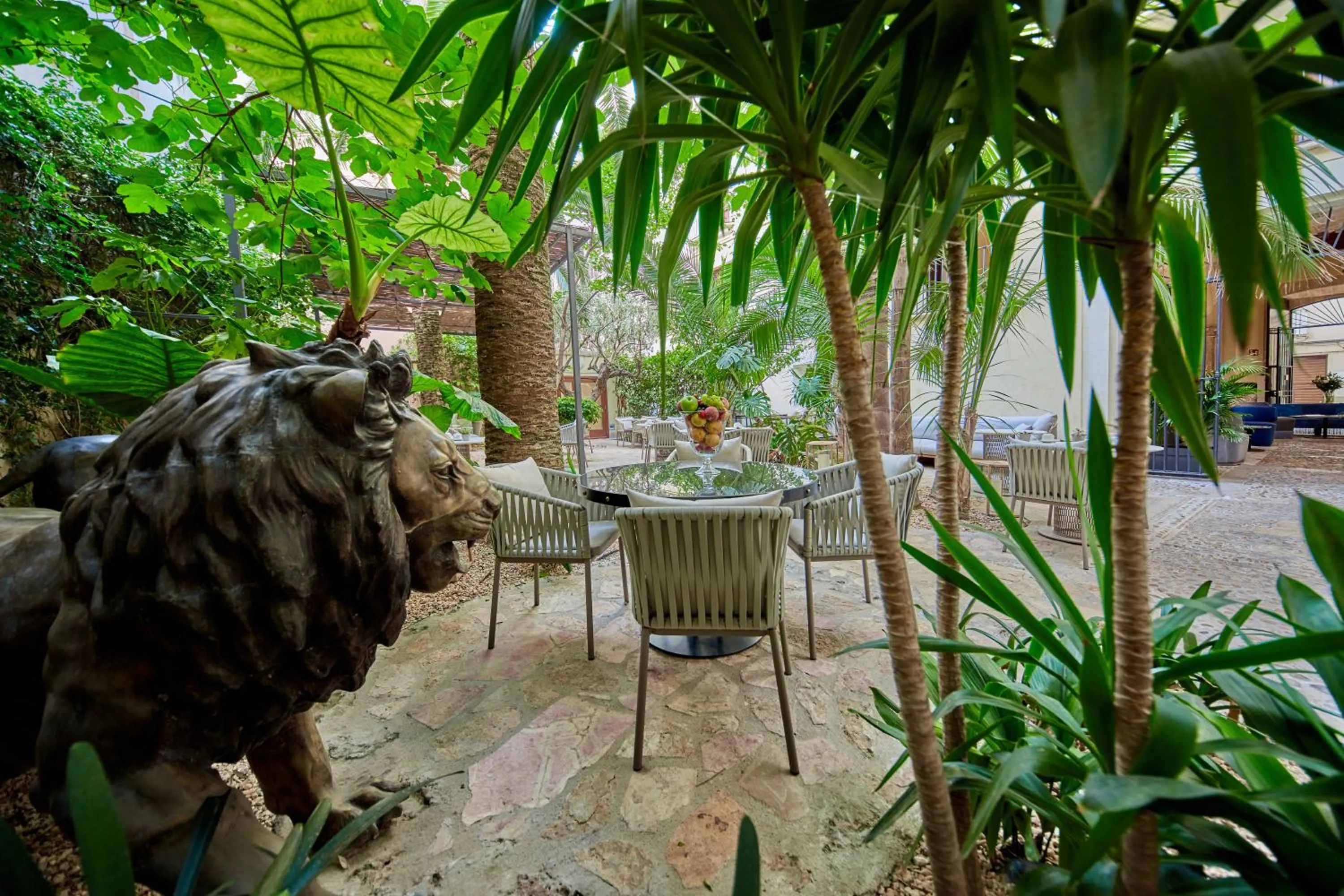 Garden in Palacio Can Marqués by Puro