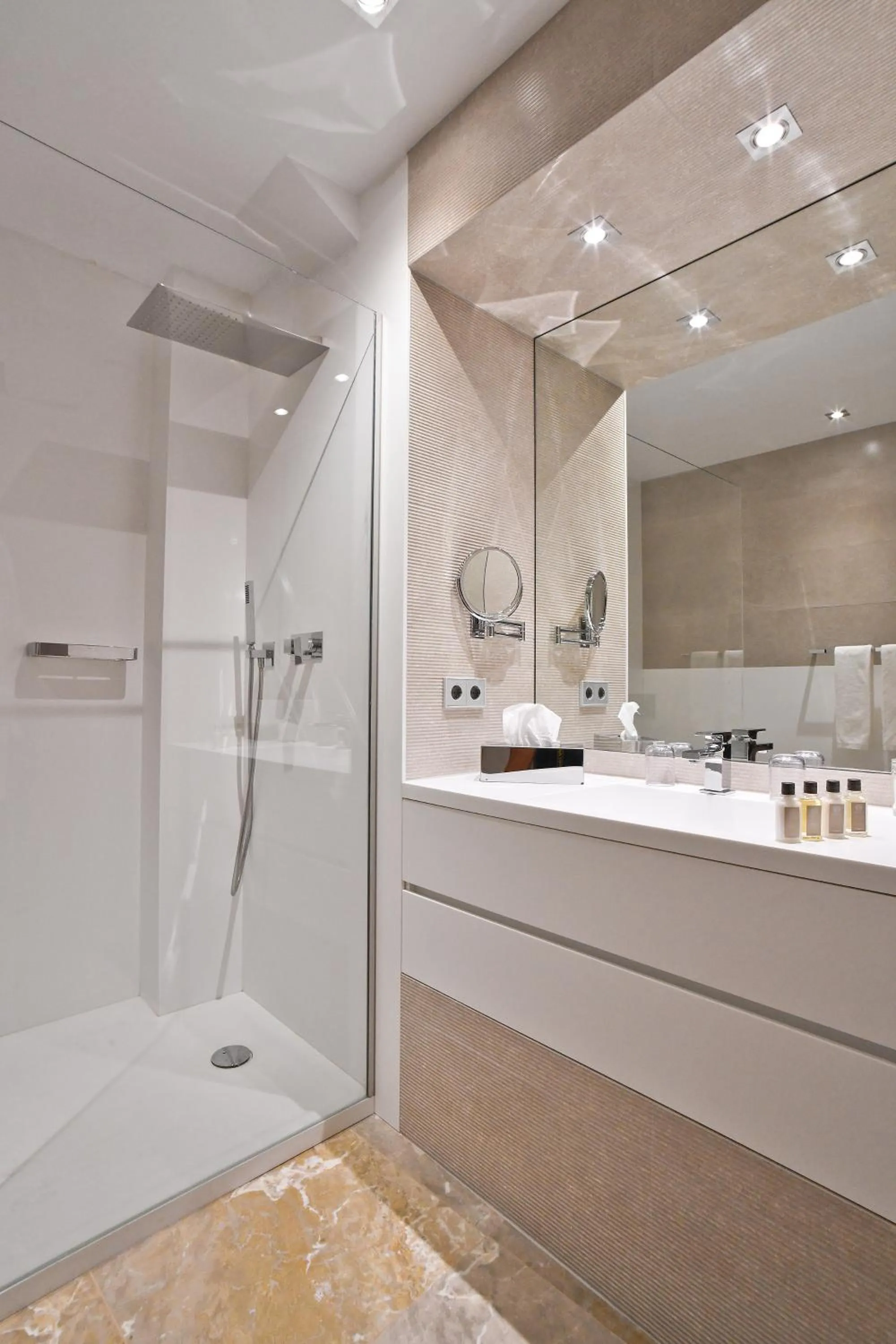 Bathroom in Palacio Can Marqués by Puro