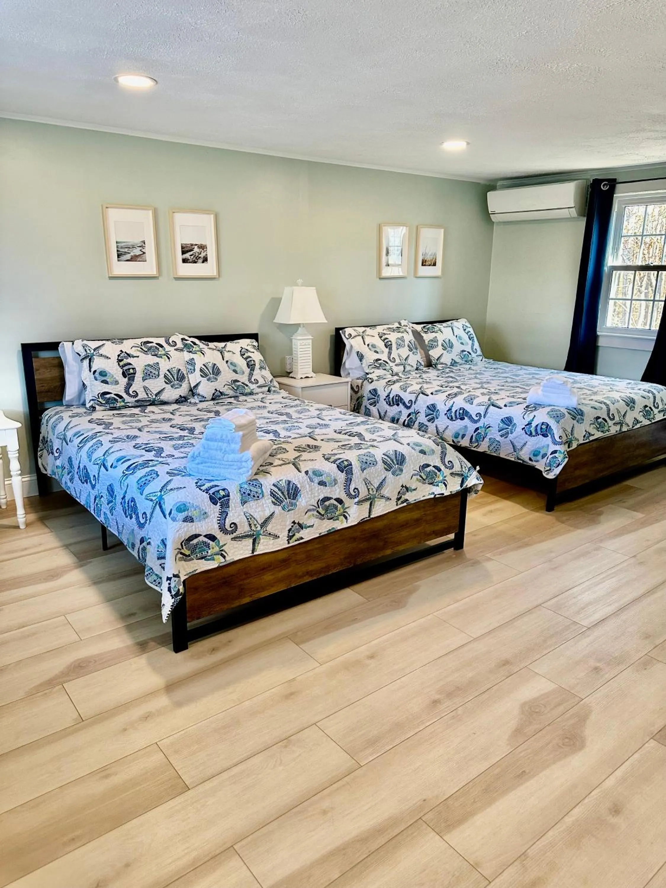 Bedroom, Bed in Sandy Neck Motel