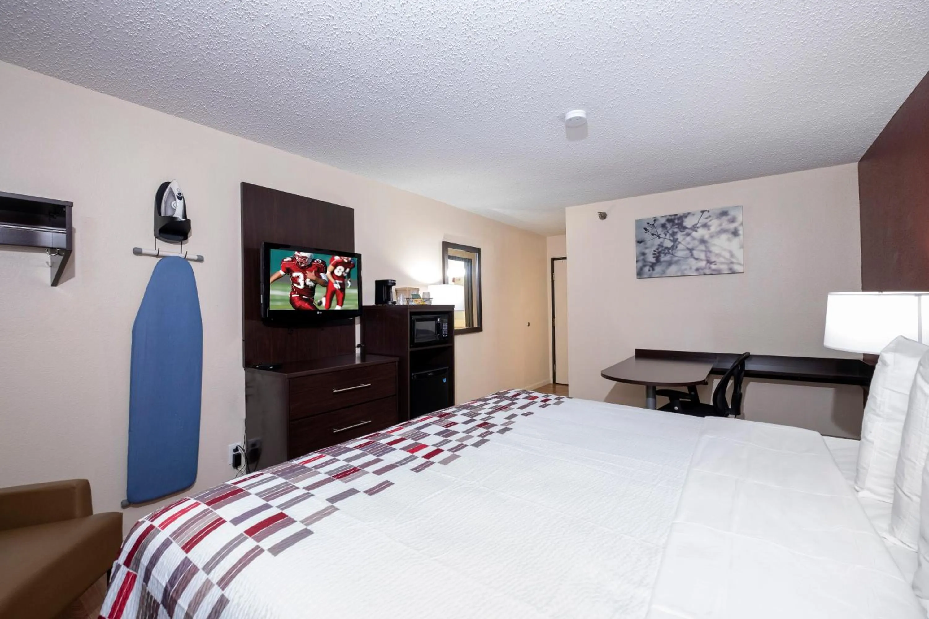 Photo of the whole room, Bed in Red Roof Inn Norfolk - Portsmouth