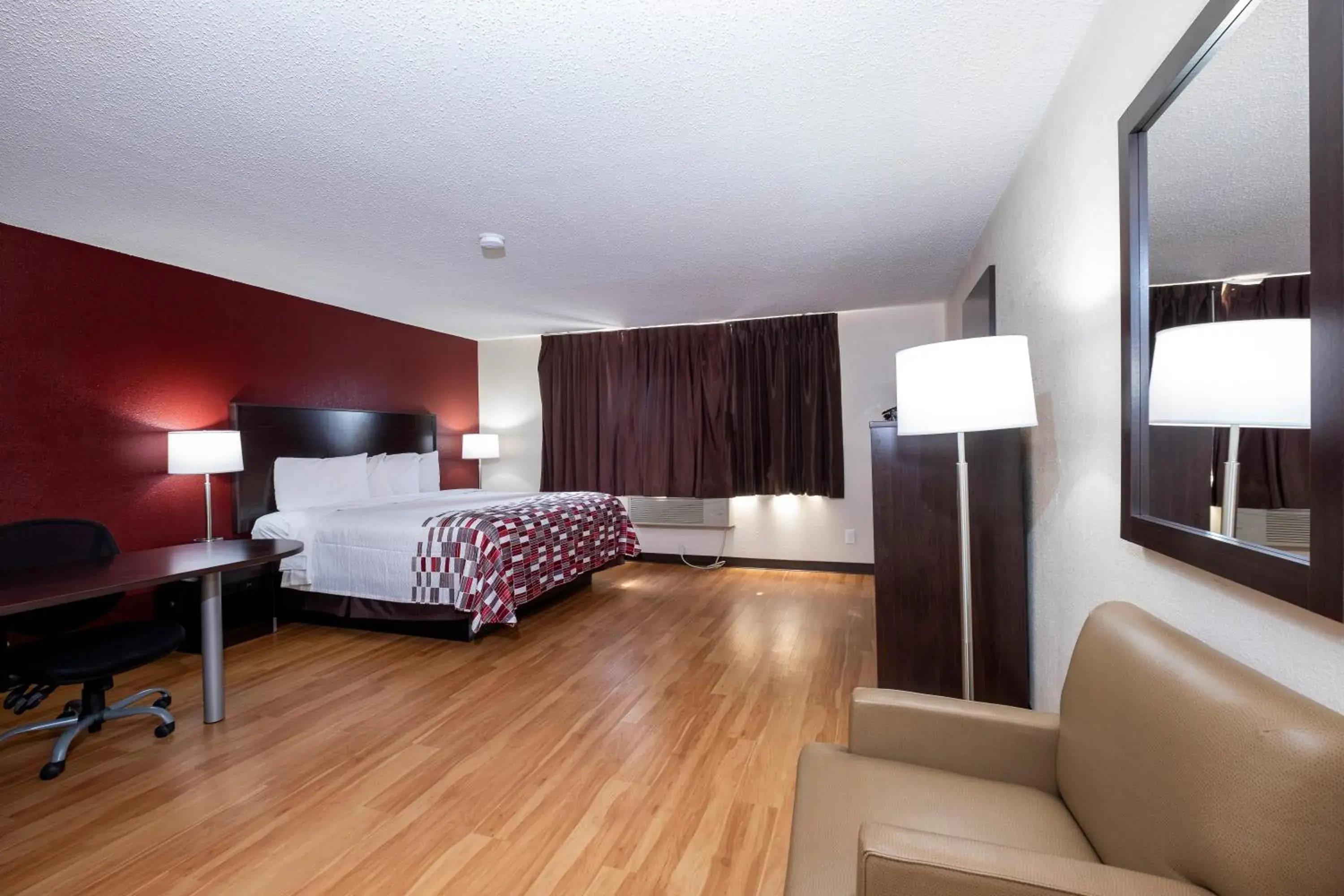 Superior King Room - Disability Access/Non-Smoking in Red Roof Inn Norfolk - Portsmouth Superior King Room - Disability Access/Non-Smoking in Red Roof Inn Norfolk - Portsmouth