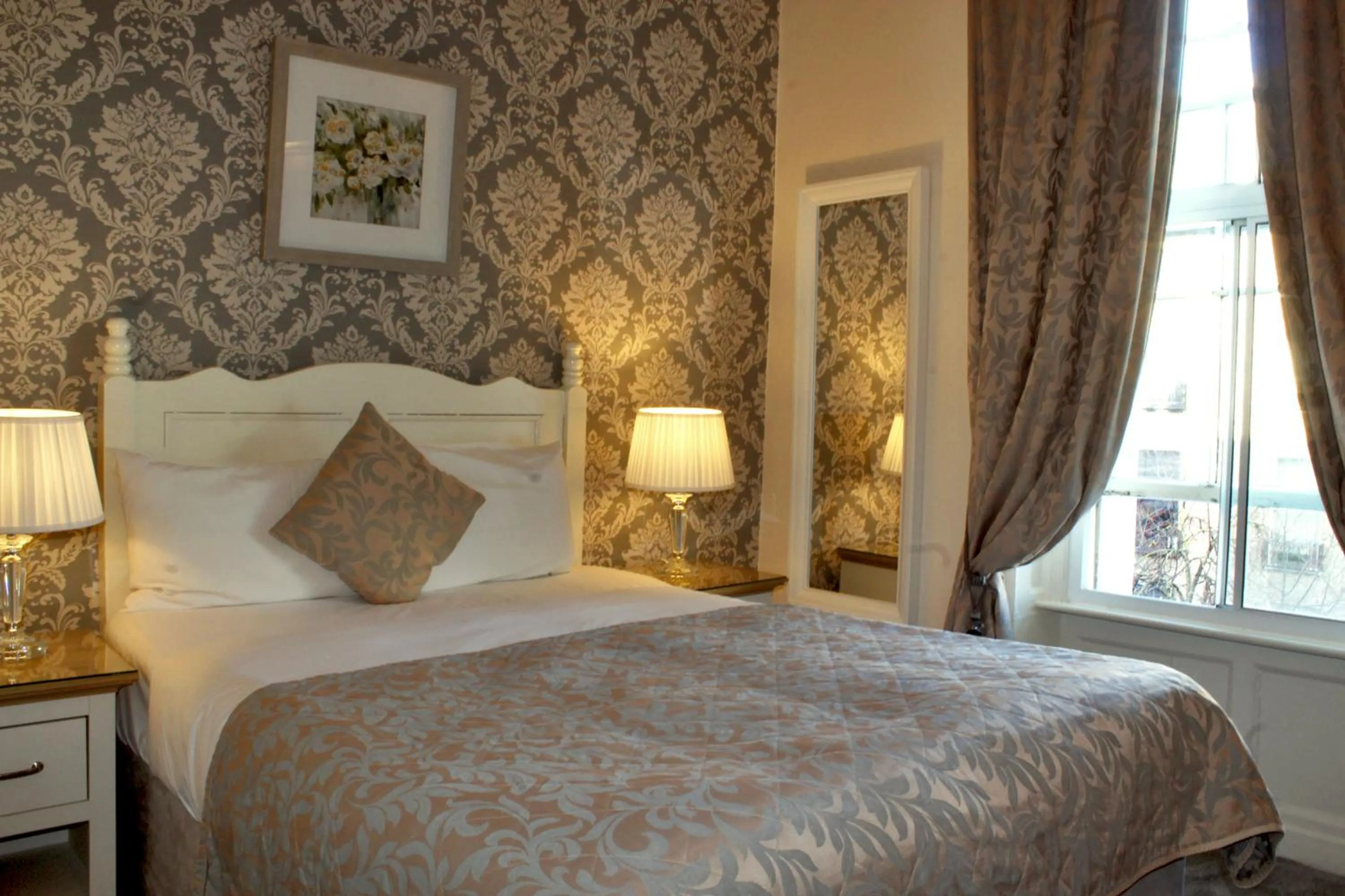 Bed in Baggot Court Townhouse
