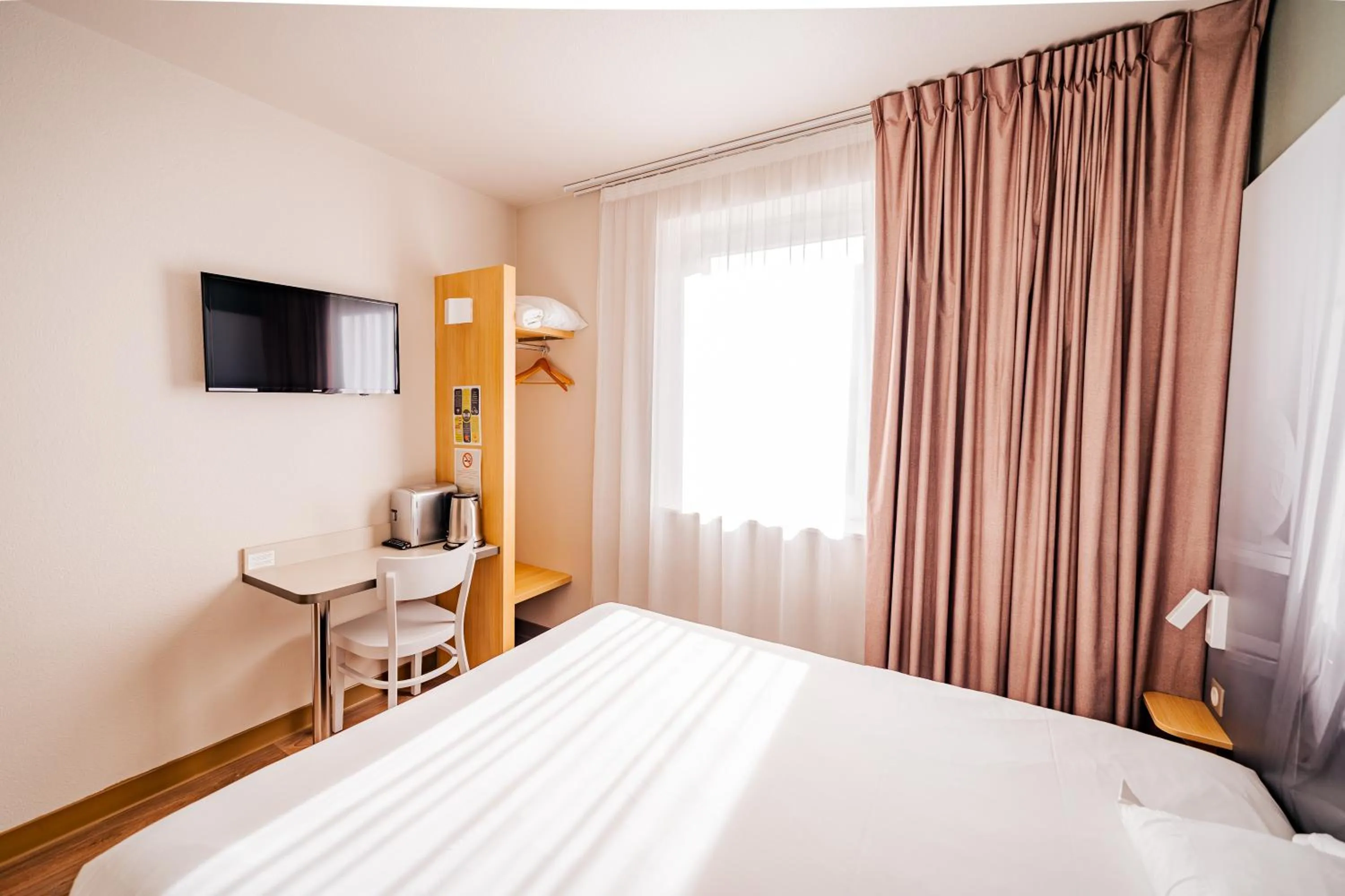 Bedroom, Bed in B&B HOTEL Bordeaux Langon