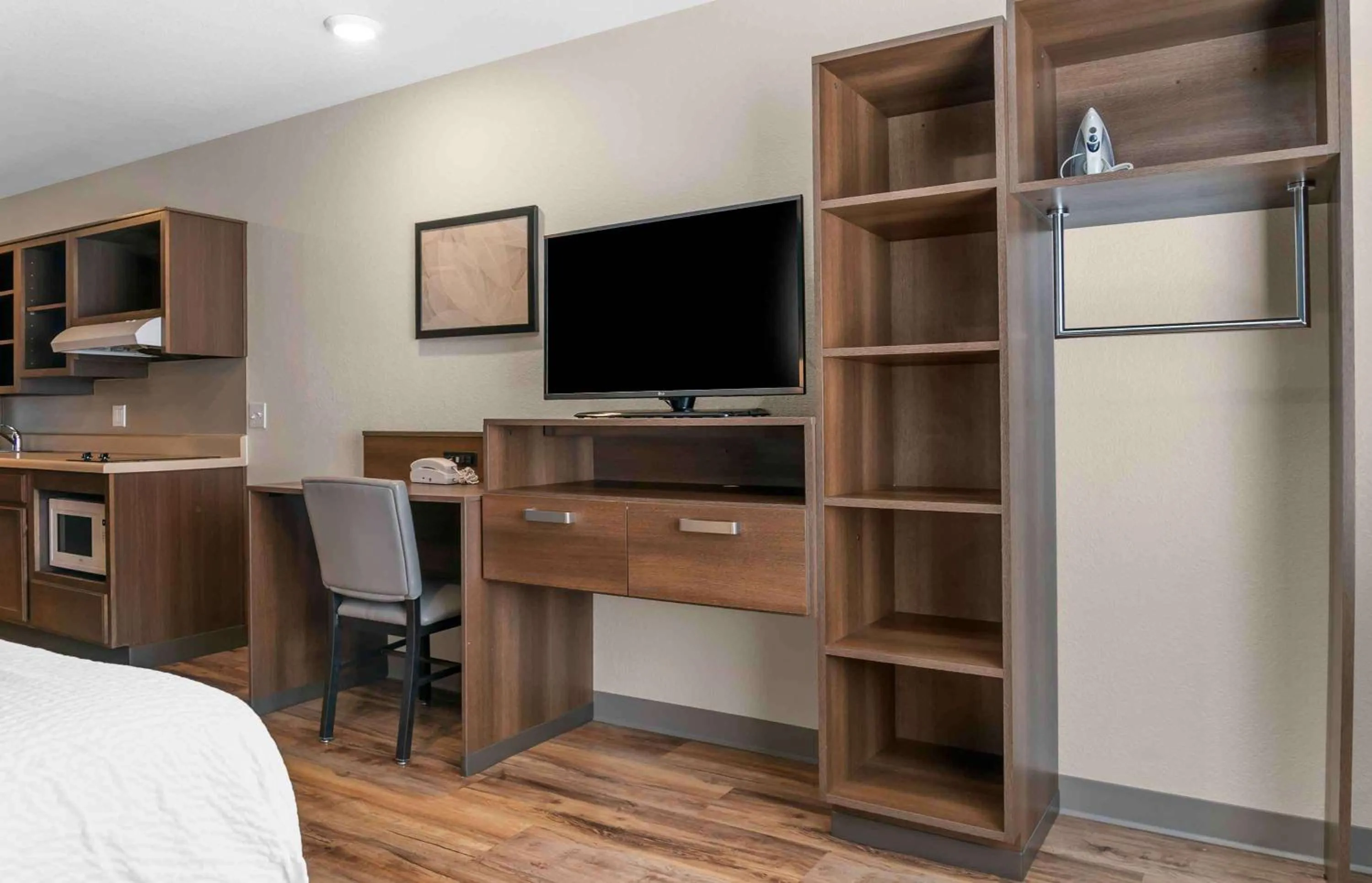 Bedroom in Extended Stay America Suites - Detroit - Rochester Hills