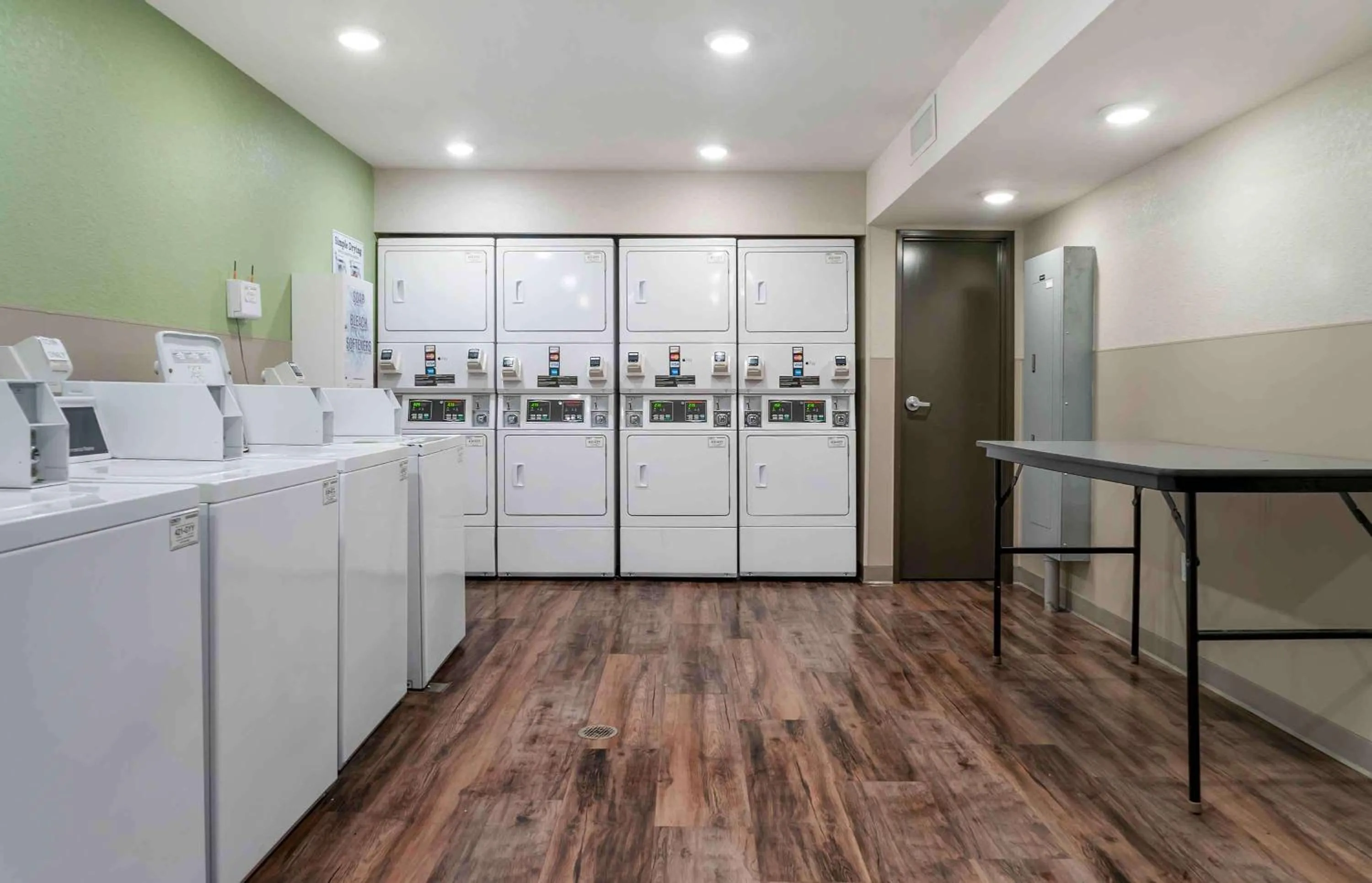 Property building in Extended Stay America Suites - Detroit - Rochester Hills