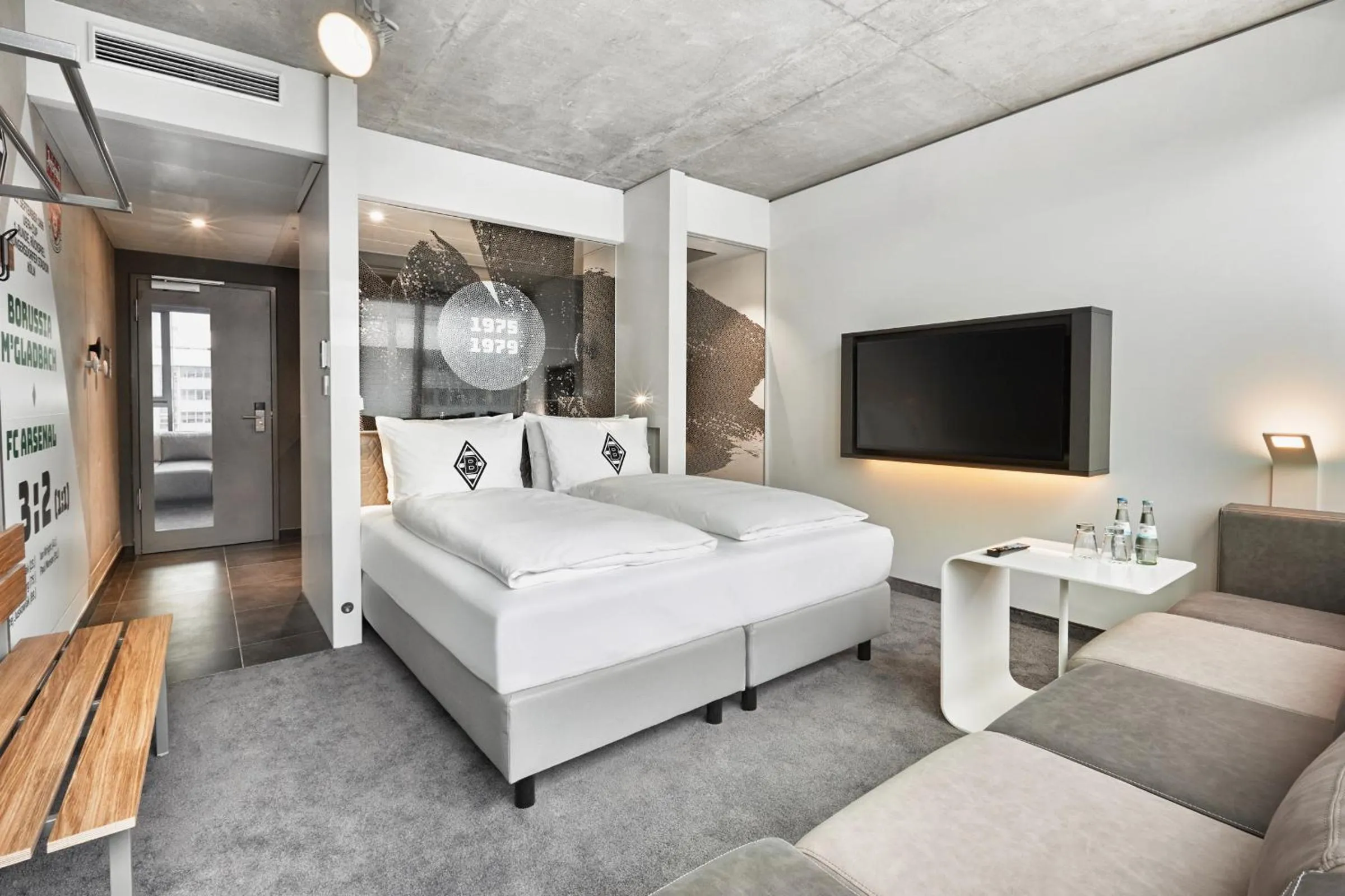 Photo of the whole room, Bed in H4 Hotel Mönchengladbach im BORUSSIA-PARK