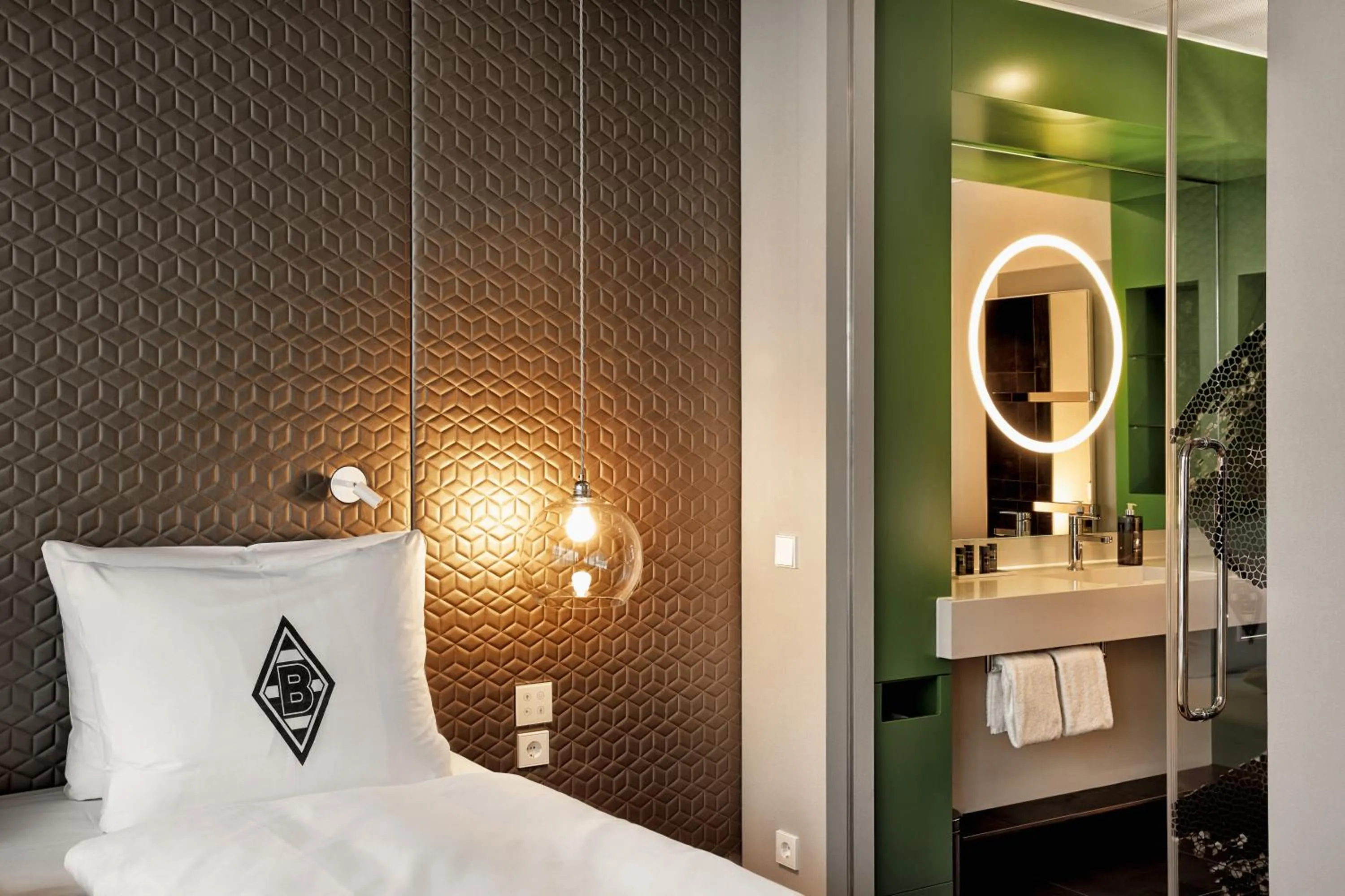 Bedroom, Bed in H4 Hotel Mönchengladbach im BORUSSIA-PARK