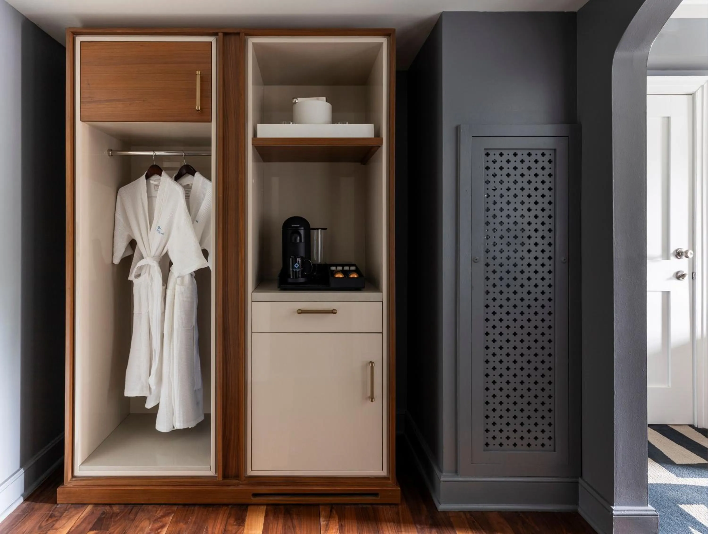 wardrobe in The Carolina Inn, a Destination by Hyatt Hotel