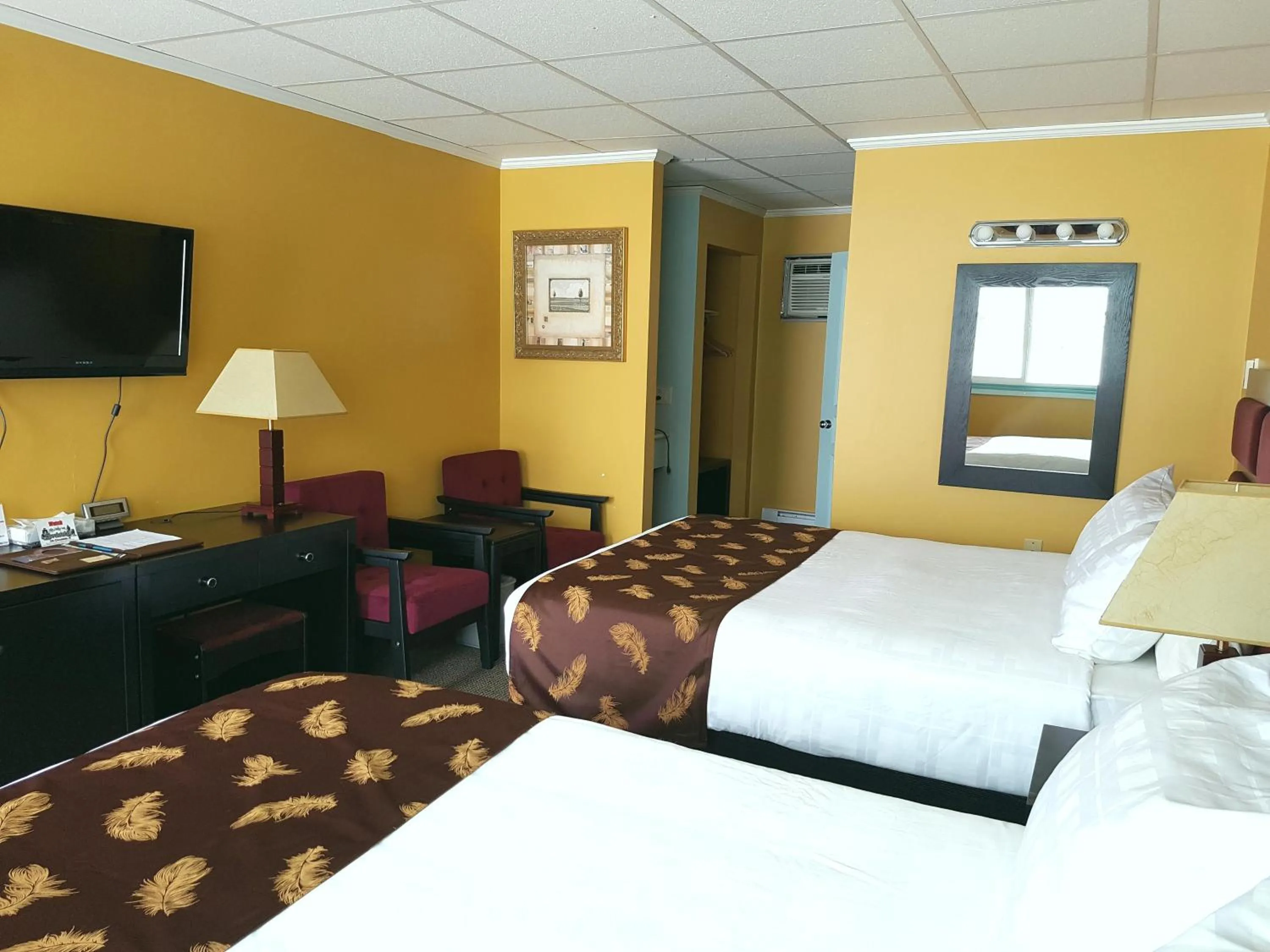TV and multimedia, Bed in Alpine Inn & Suites