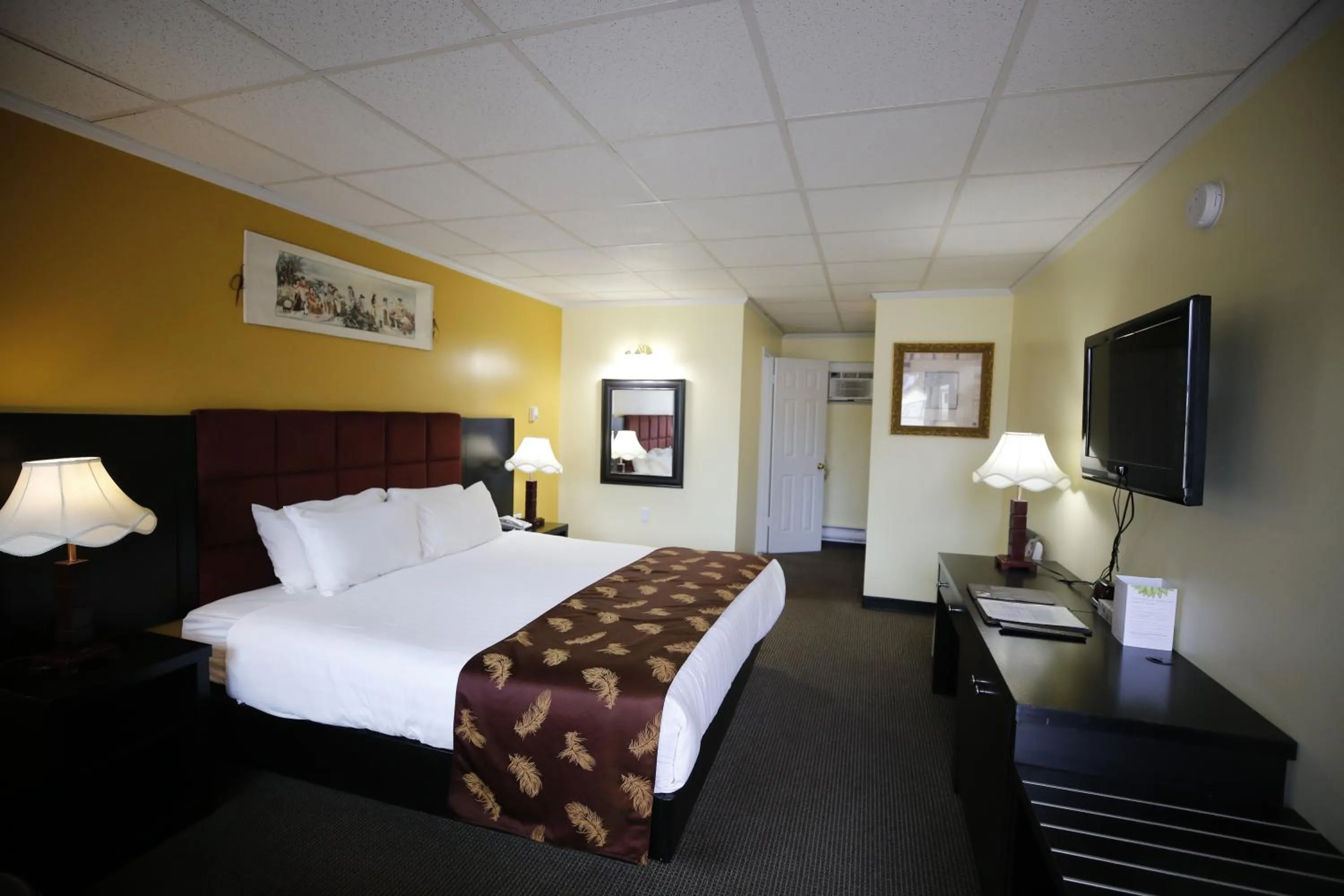 Bedroom, Bed in Alpine Inn & Suites