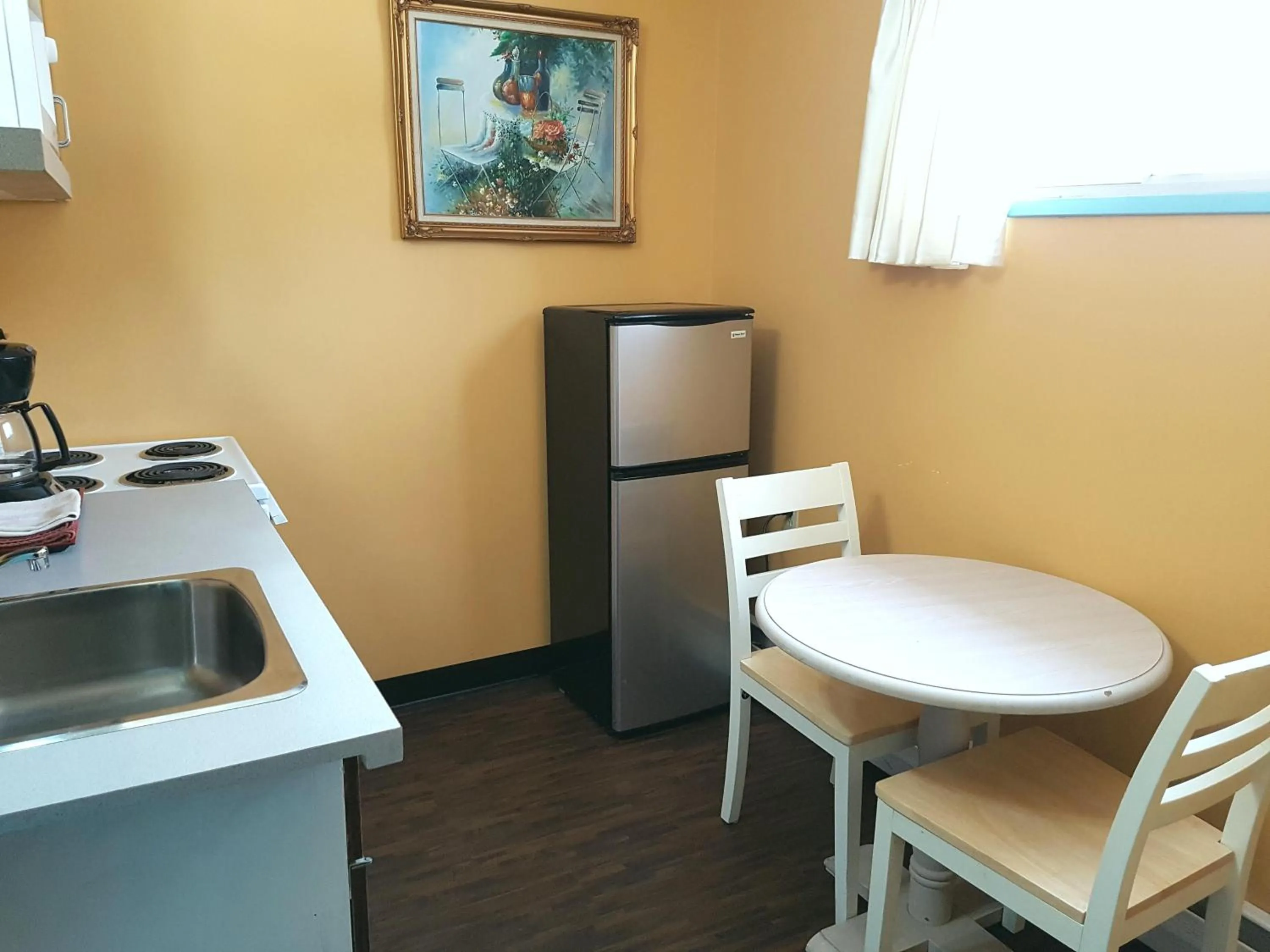 Dining area in Alpine Inn & Suites