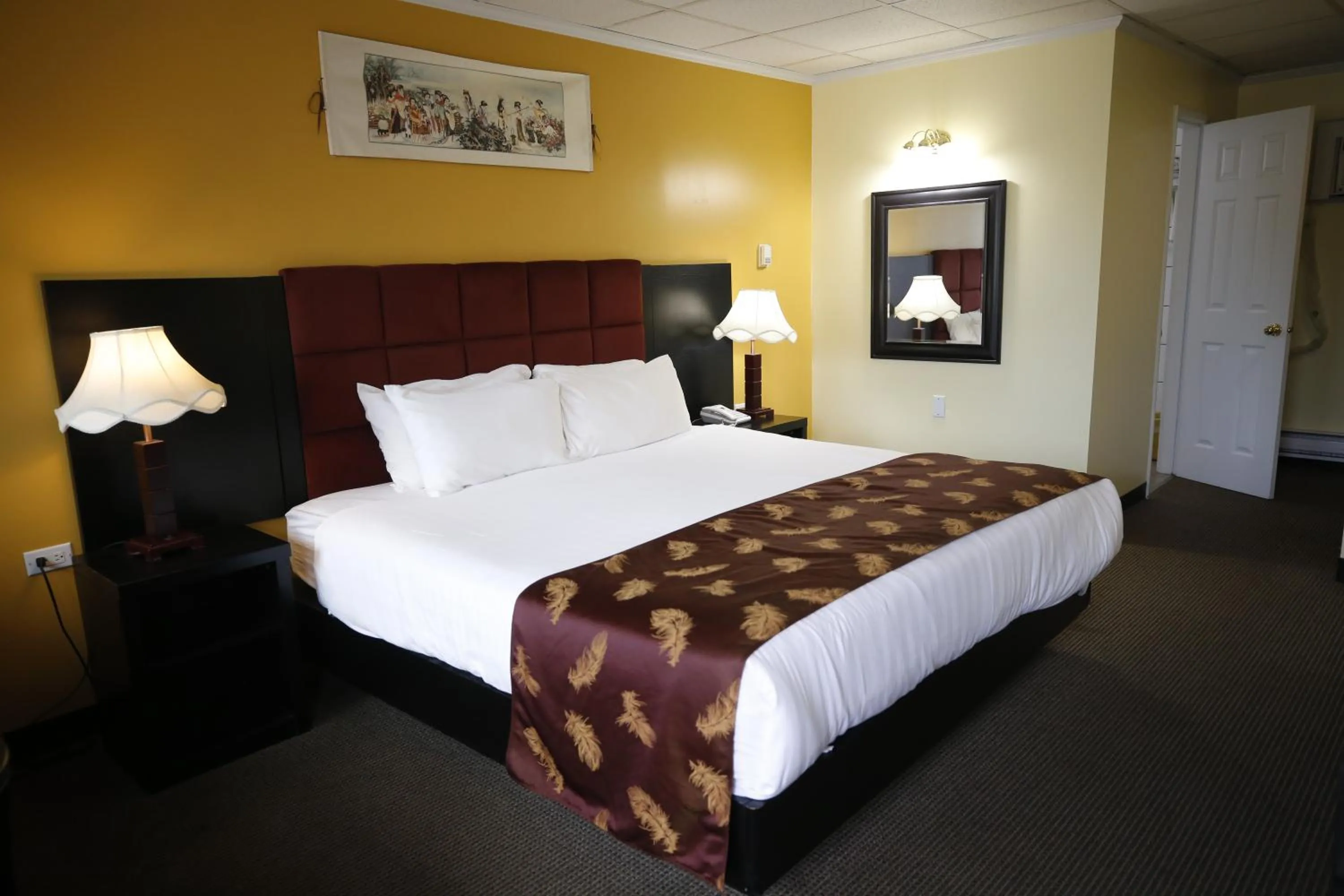 Bedroom, Bed in Alpine Inn & Suites