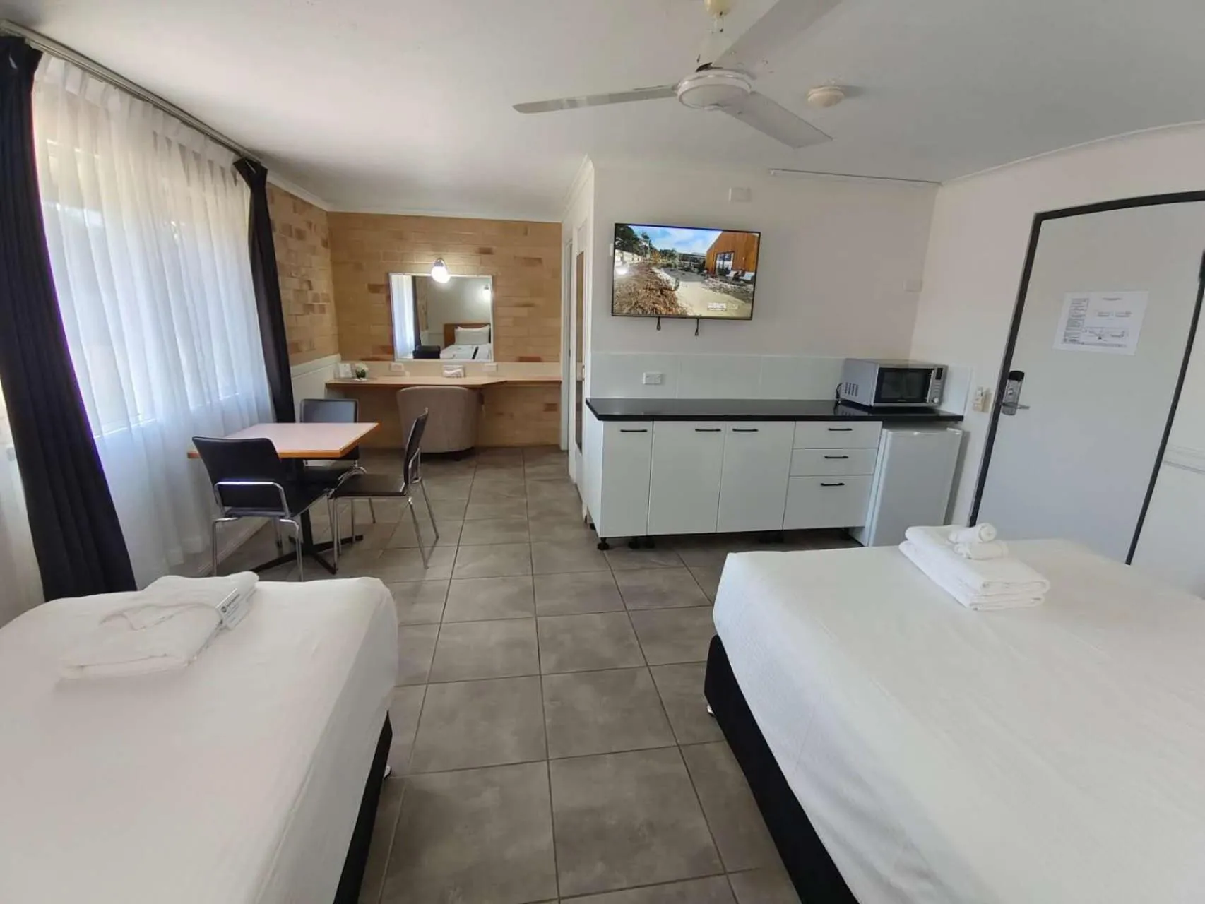 Bed in Best Western Ambassador Motor Lodge